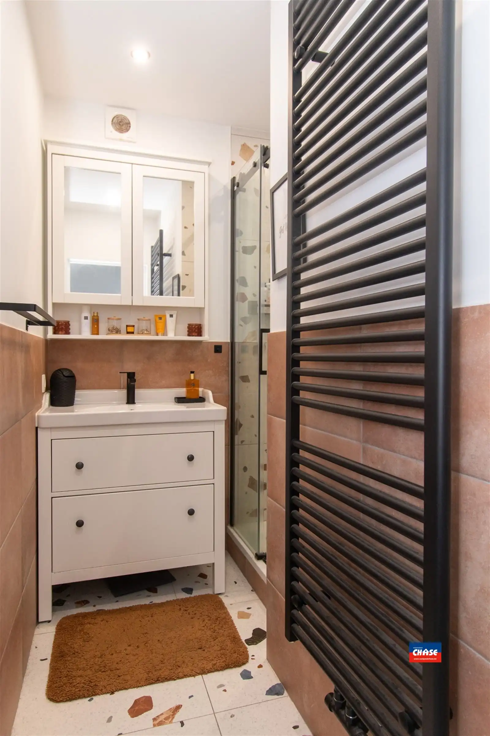 Instapklaar 2-slaapkamer appartement met terras foto 8