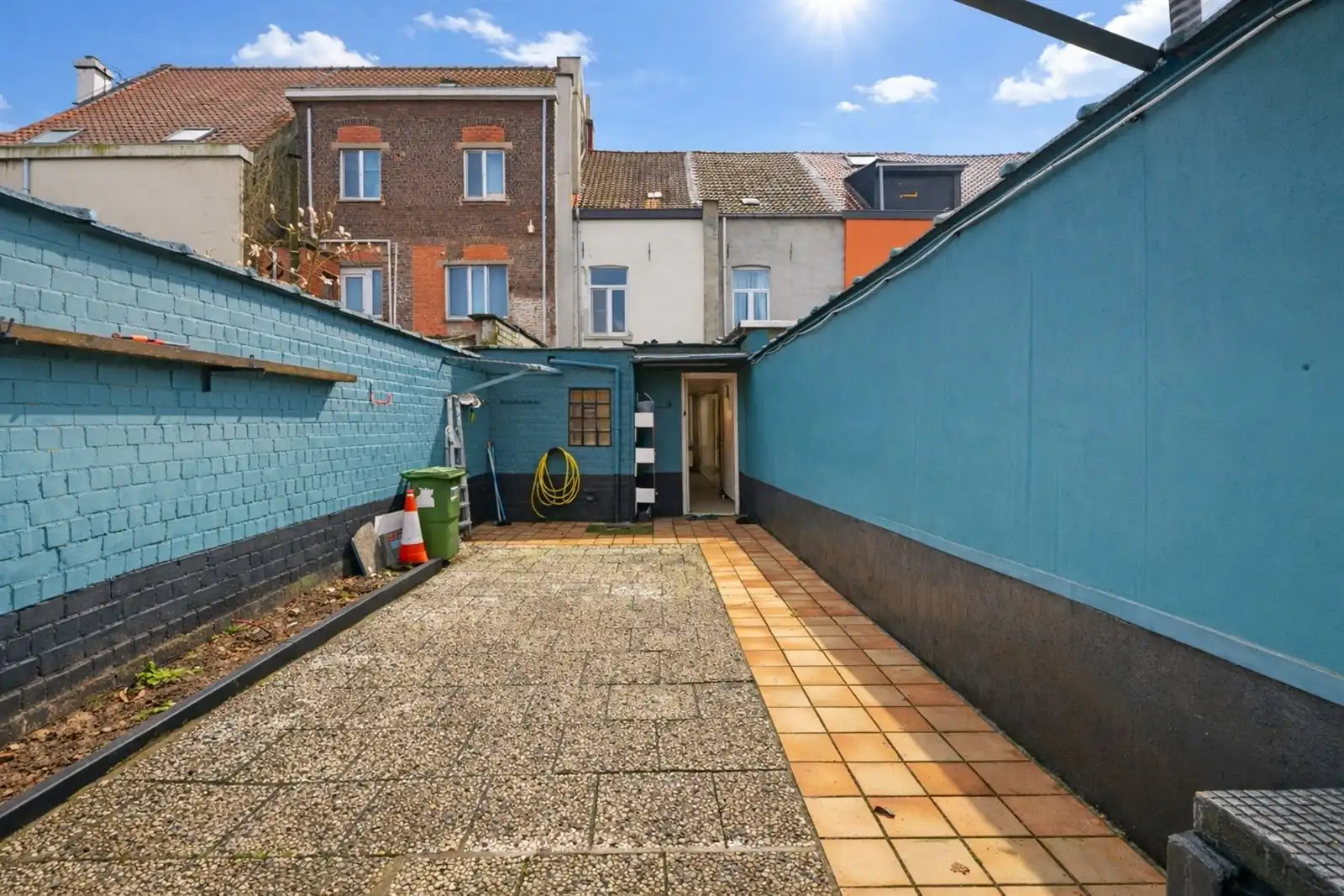 Instapklare woning in Gent met 4 slaapkamers en stadstuin. foto {{pictureIndex}}