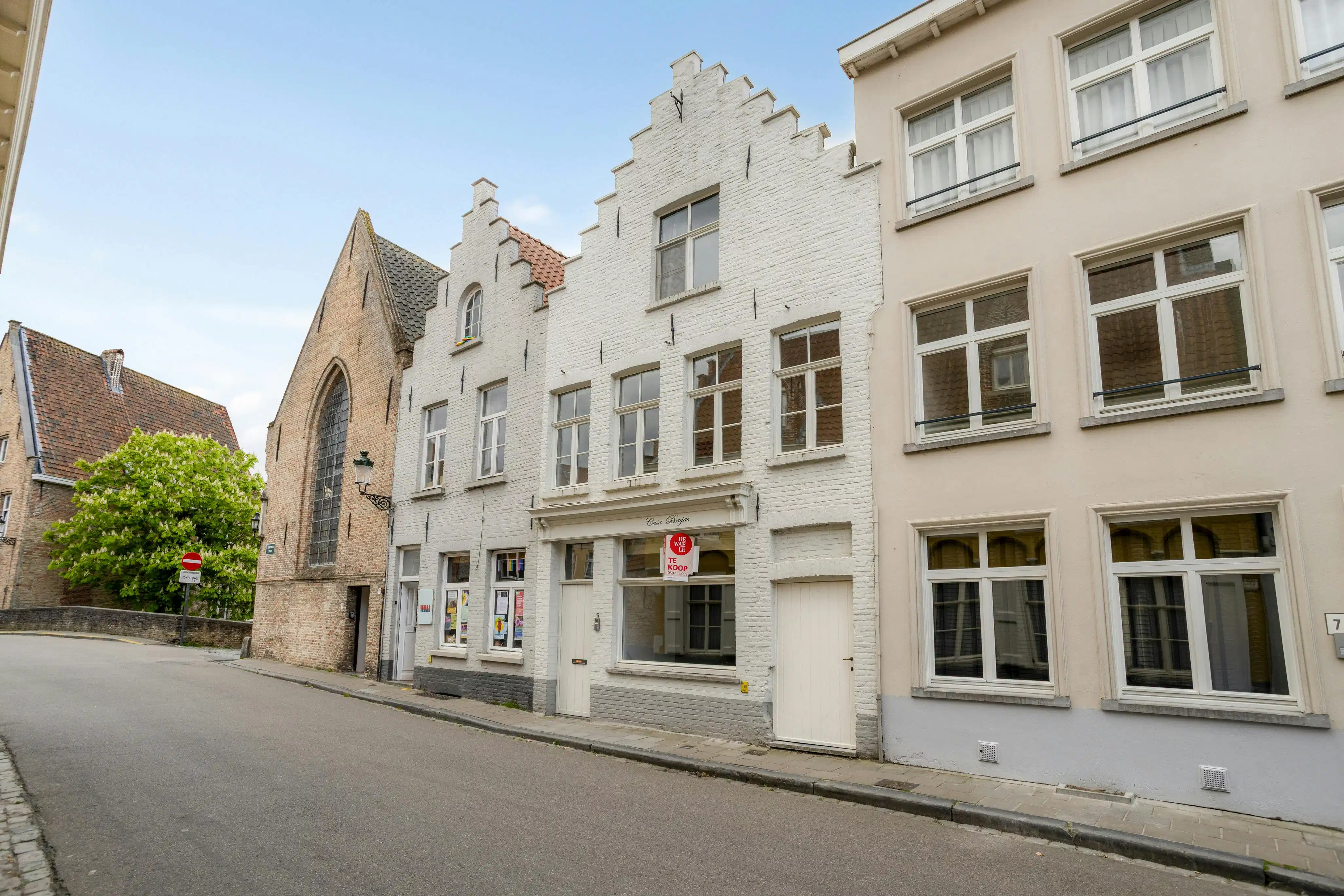 Uniek gerenoveerde herenwoning in Brugge met 3 slaapkamers foto {{pictureIndex}}