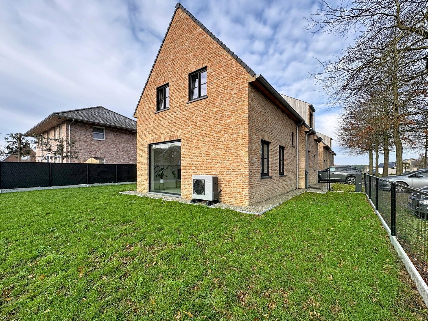 Prachtige en zéér ruime woning met kwaliteitsvolle afwerking foto 3