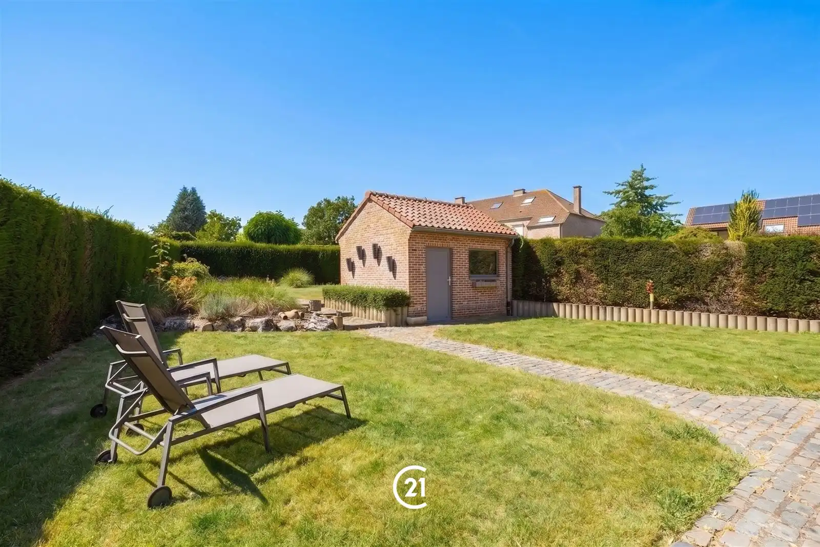 Gemeubelde en instapklare villa met tuin op toplocatie foto 3