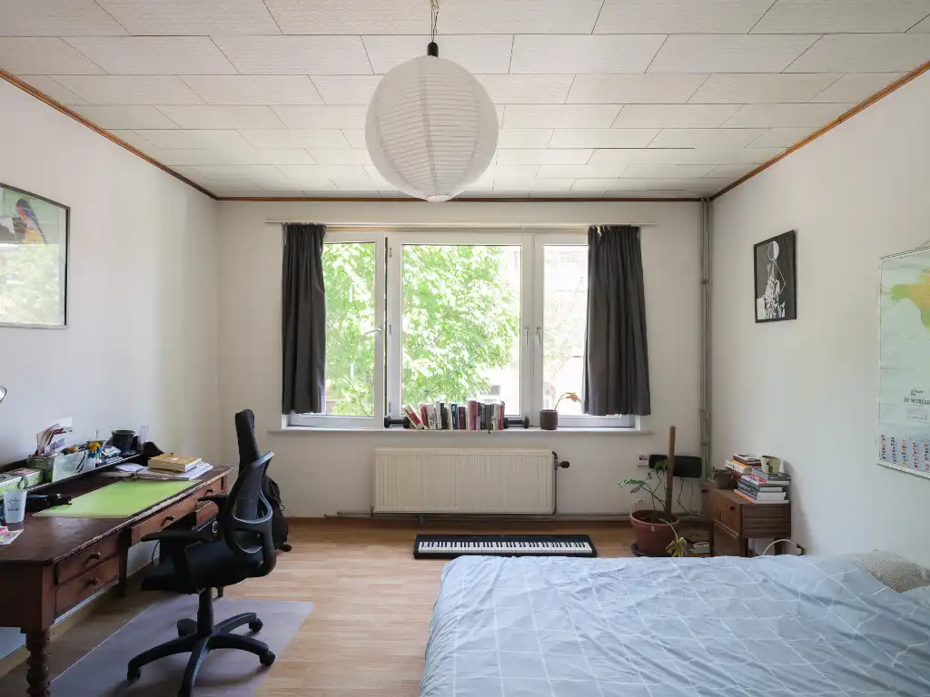 Sint-Amandsberg – Ruime interbellumwoning met 4 slaapkamers, tuin, dubbele garage en polyvalente ruimte nabij het Bijgaardepark. foto 11