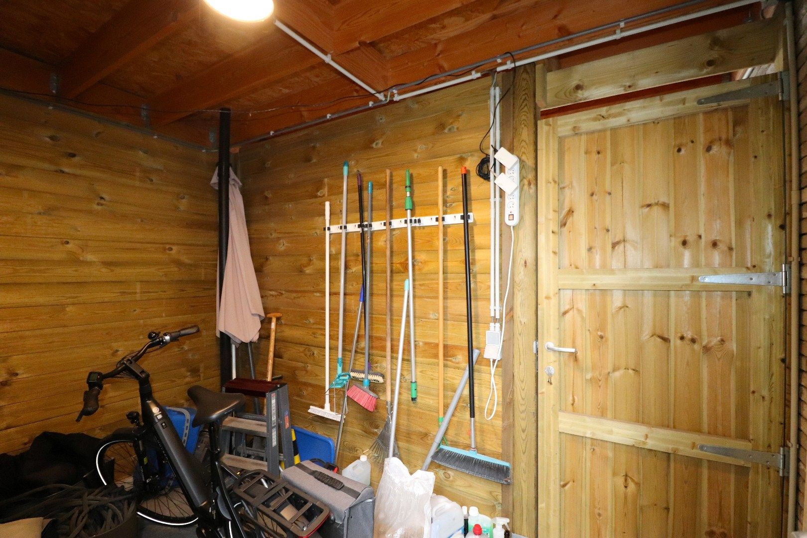 Moderne halfopen bebouwing met carport en tuin foto 8
