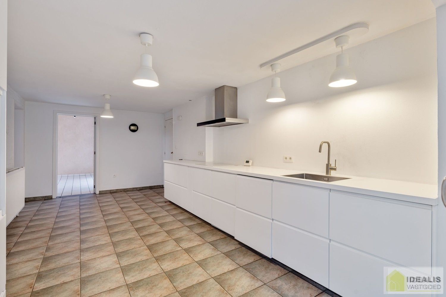 IDEALIS VASTGOED – Ruime te renoveren villa op riant perceel! De villa omvat 198m² netto bewoonbare oppervlakte met een ruime woonkamer en aansluitend uitgeruste keuken, badkamer, 2 grote en 1 kleine slaapkamer, kelder, veranda en 2 garages met sectionale poort van ca. 100m². De villa is gelegen op een prachtig perceel met een oppervlakte van ca. 1,1 hectare (11.000m²)! omgeven door bosgebied! Zeer geschikt voor kandidaten op zoek naar een unieke locatie zeer centraal gelegen, doch volledig omgeven door groen. foto 12