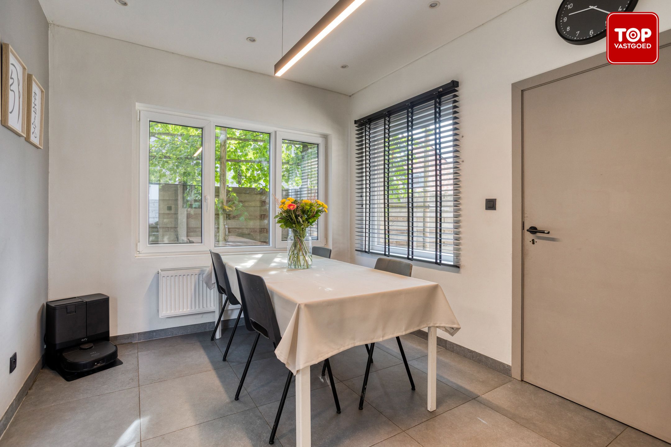 Gerenoveerde alleenstaande woning in Adegem met loods en weide foto 7