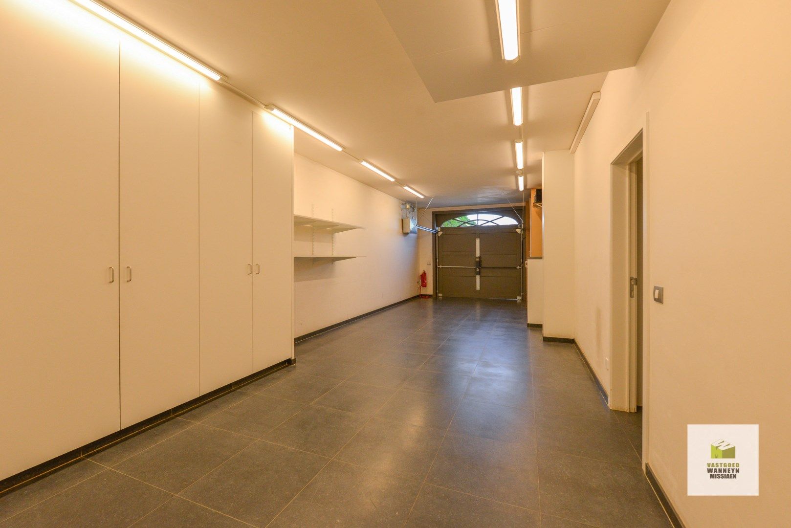 Luxueuze woning met burelen en woonst met zwembad foto 20