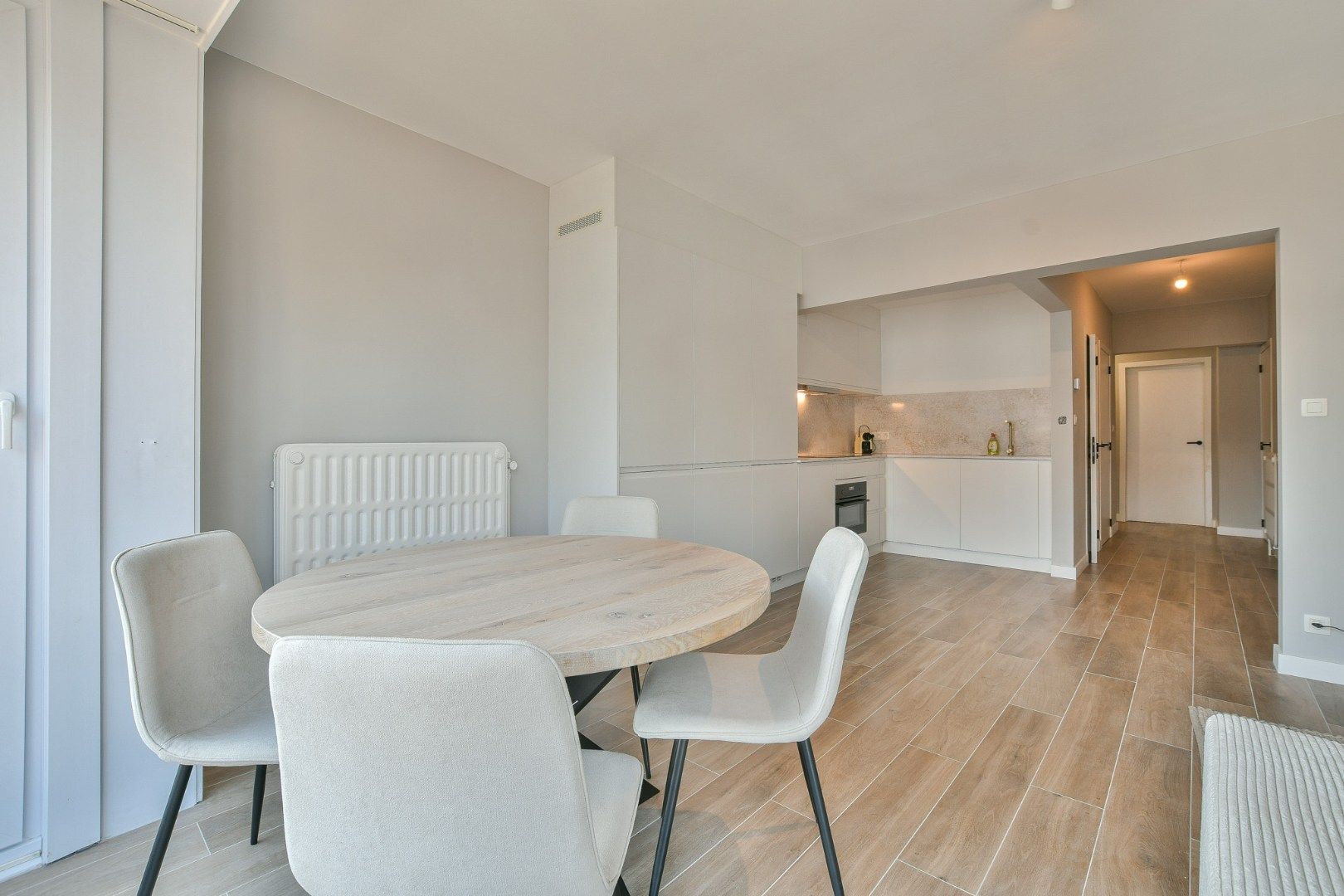 Gerenoveerd 2-slaapkamerappartement op toplocatie - vlakbij de zeedijk! foto {{pictureIndex}}