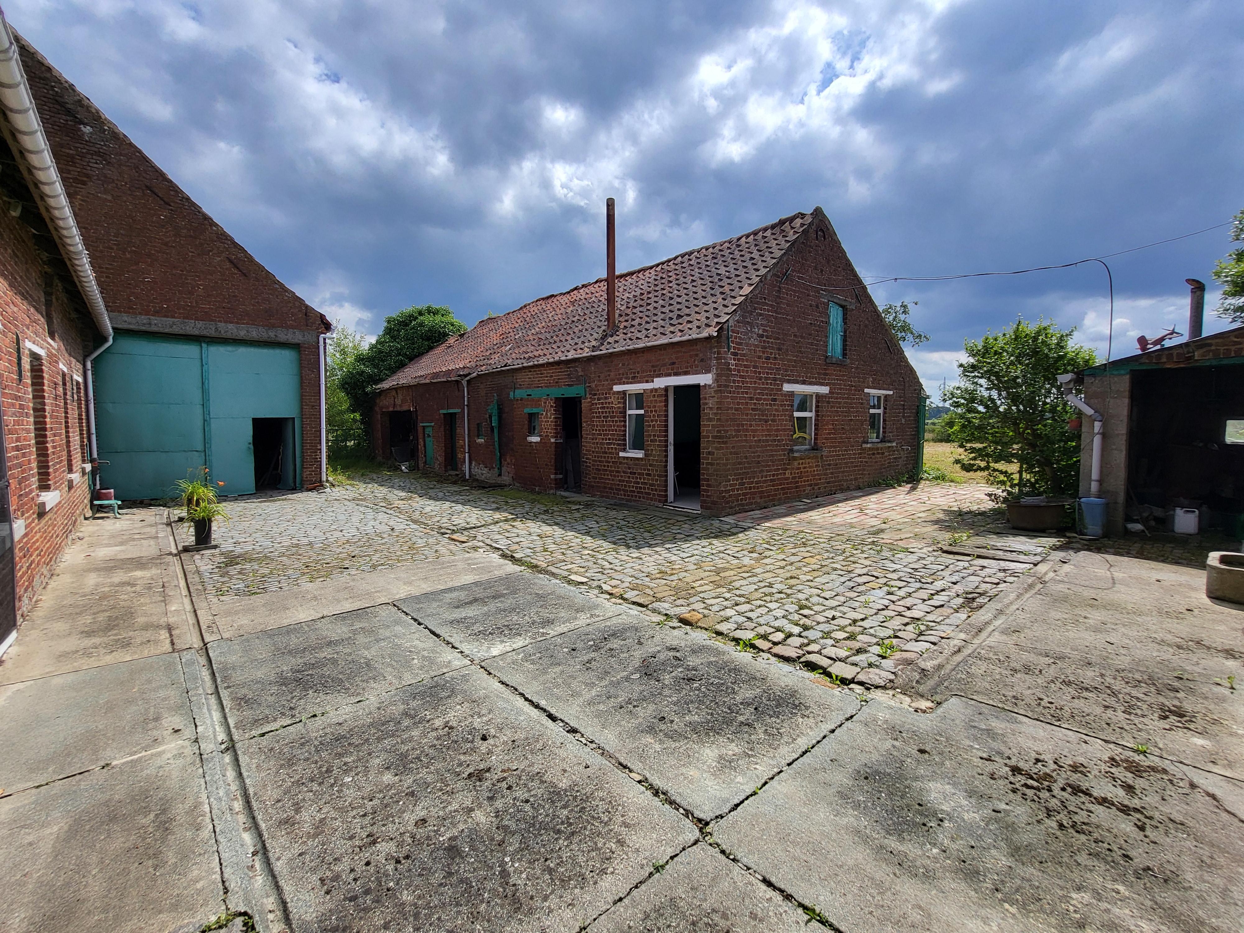 Charmant te renoveren vierkanthoeve op 2696m² met panoramisch uitzicht op de velden.  foto 10