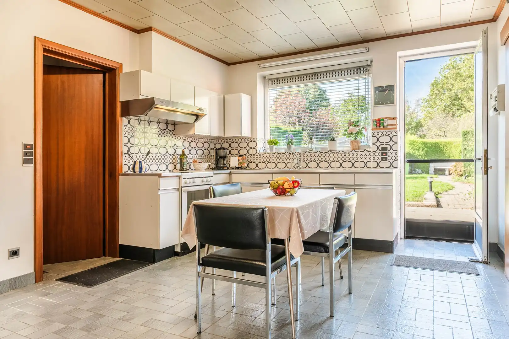 Te renoveren halfopen woning met diepe tuin foto 6
