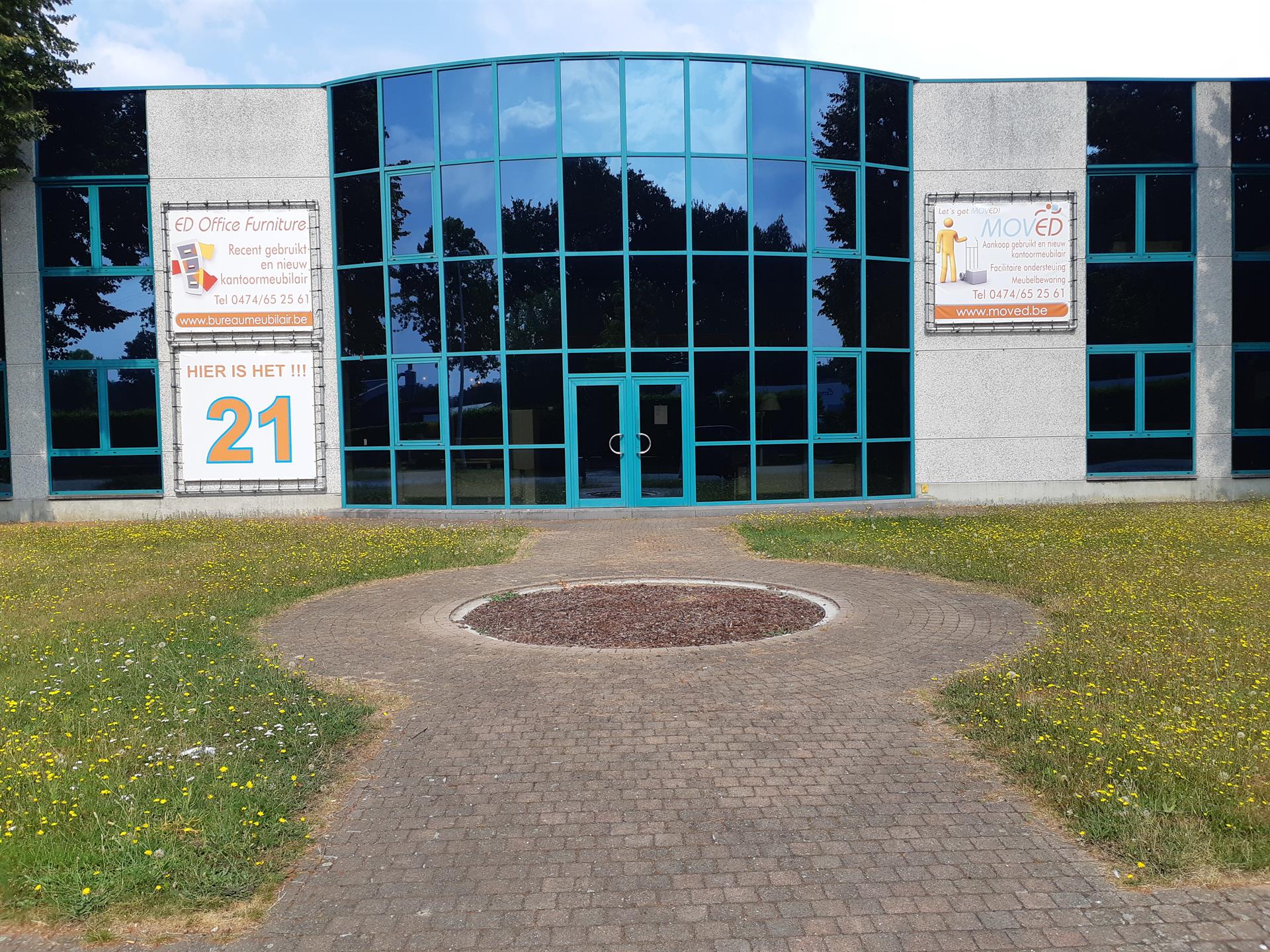 TE HUUR - Bedrijfshal met mooie showroom en kantoorruimte foto 3