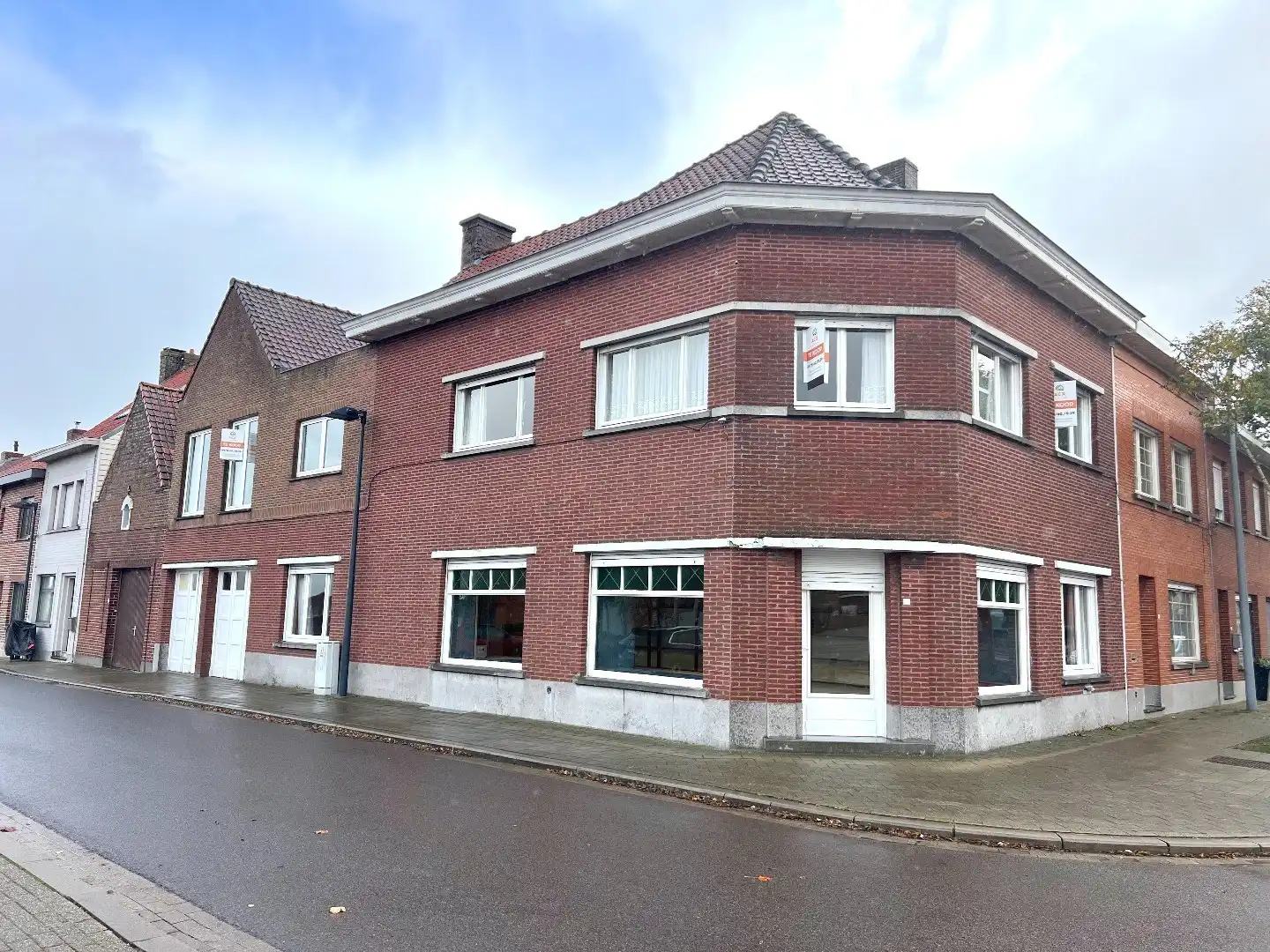 Hoofdfoto van de publicatie: TE KOOP – Ruime eigendom met commerciële mogelijkheden in Zwevegem Vanafprijs: €150.000