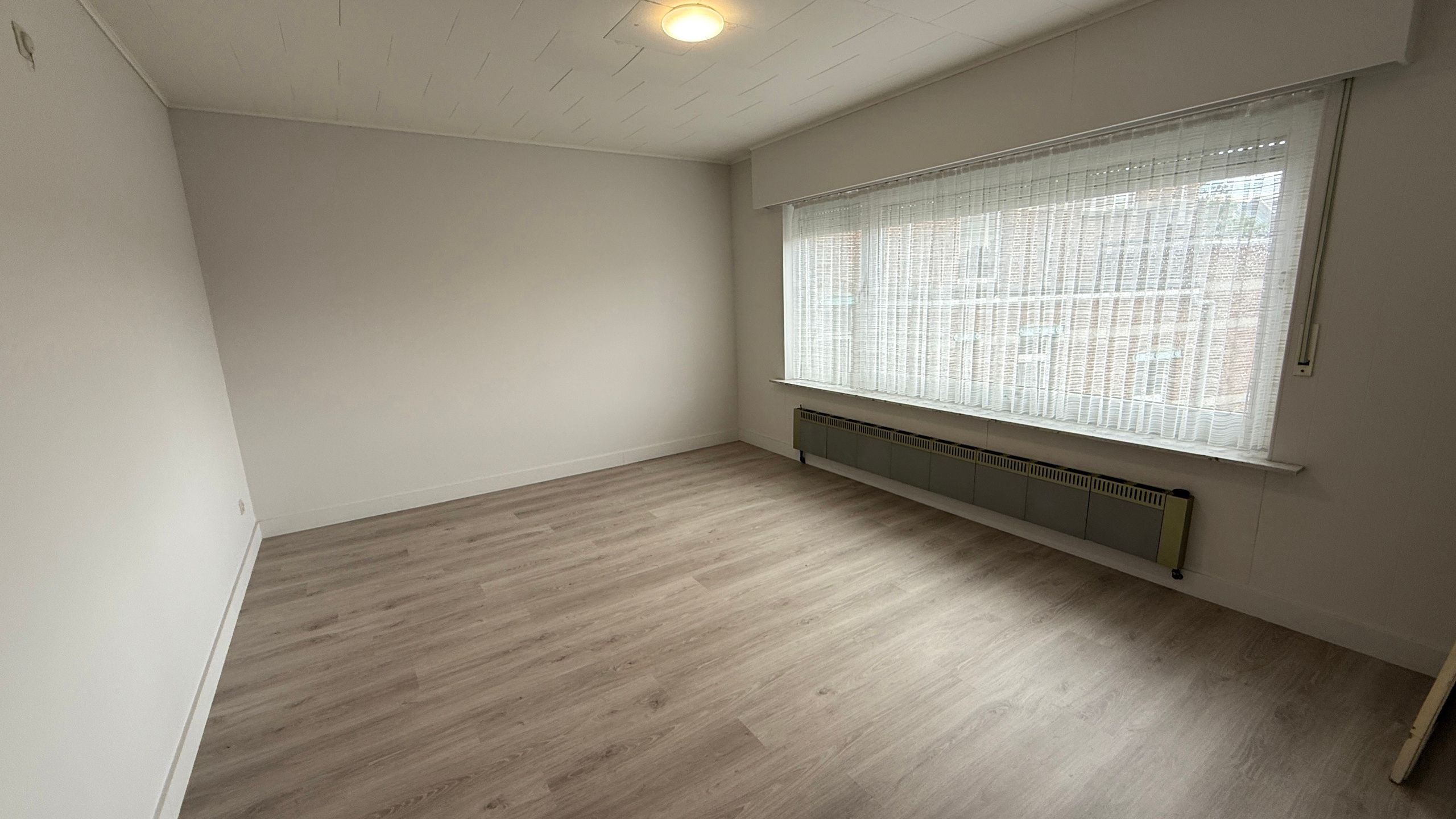 Goedgelegen woning met handelsruimte foto 12