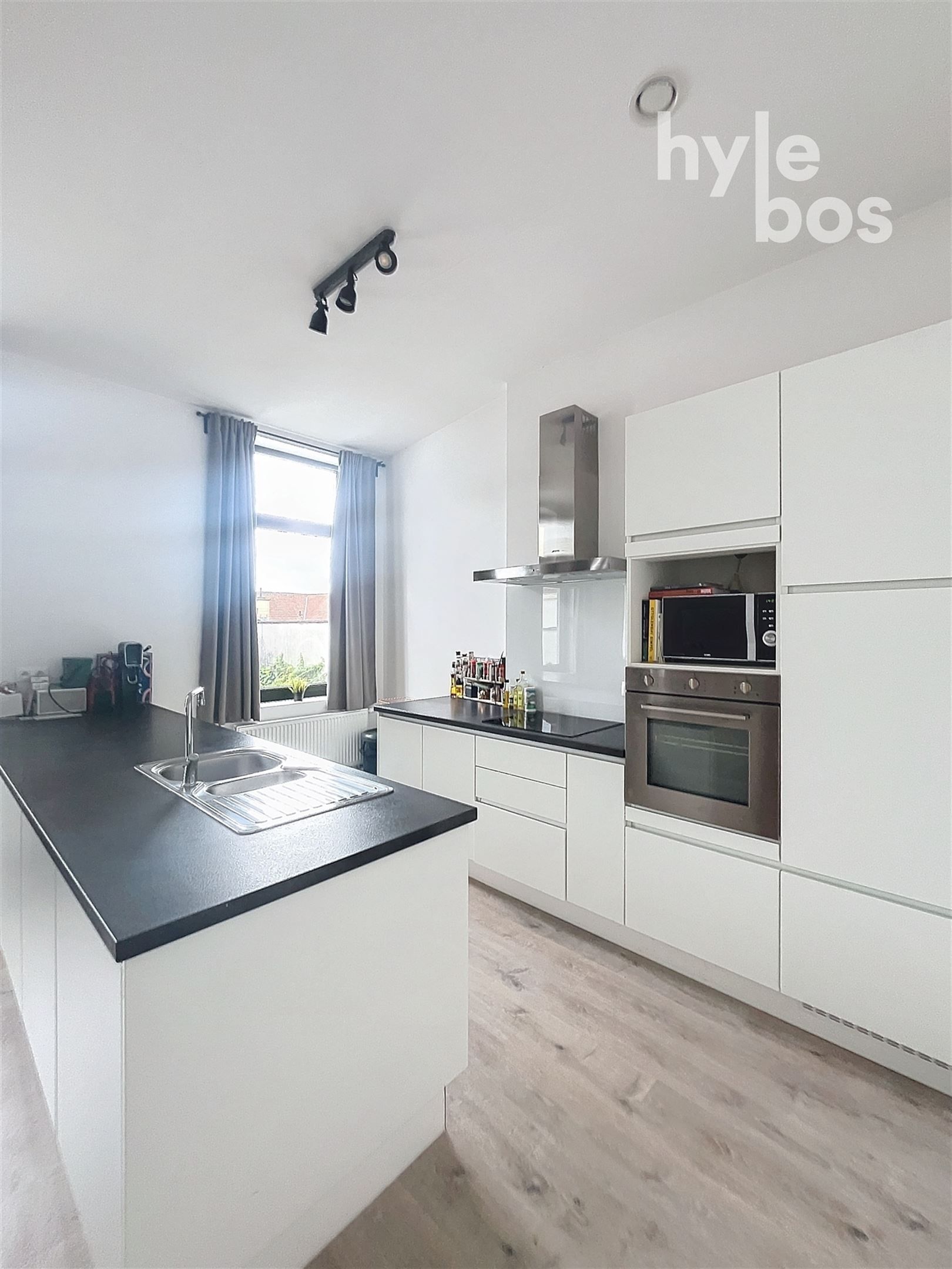Instapklaar 2 slaapkamer appartement met ruim terras foto 6