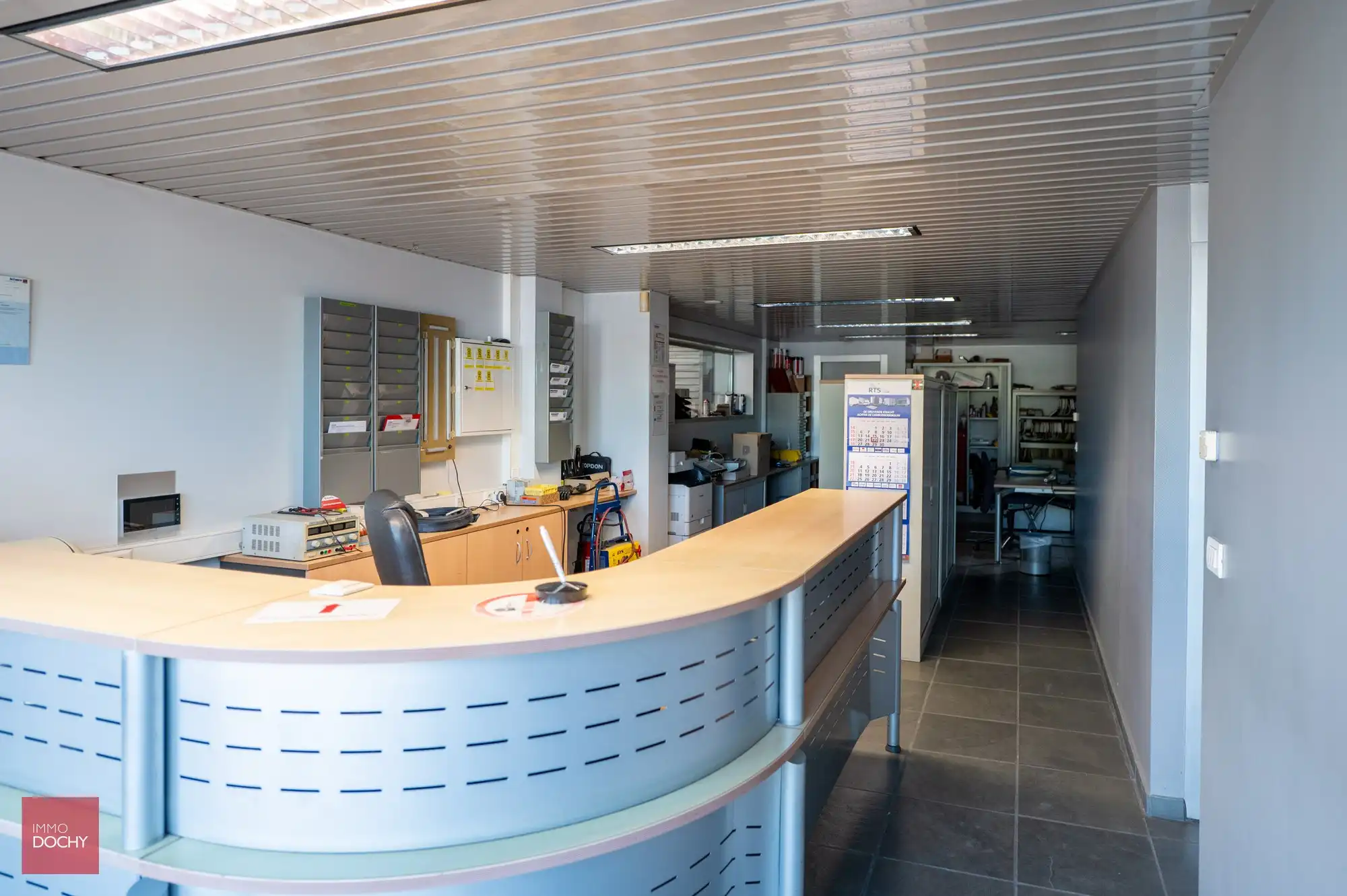 Goed gelegen handelseigendom met woonst en magazijnen (zone milieubelastende industrie) foto 7