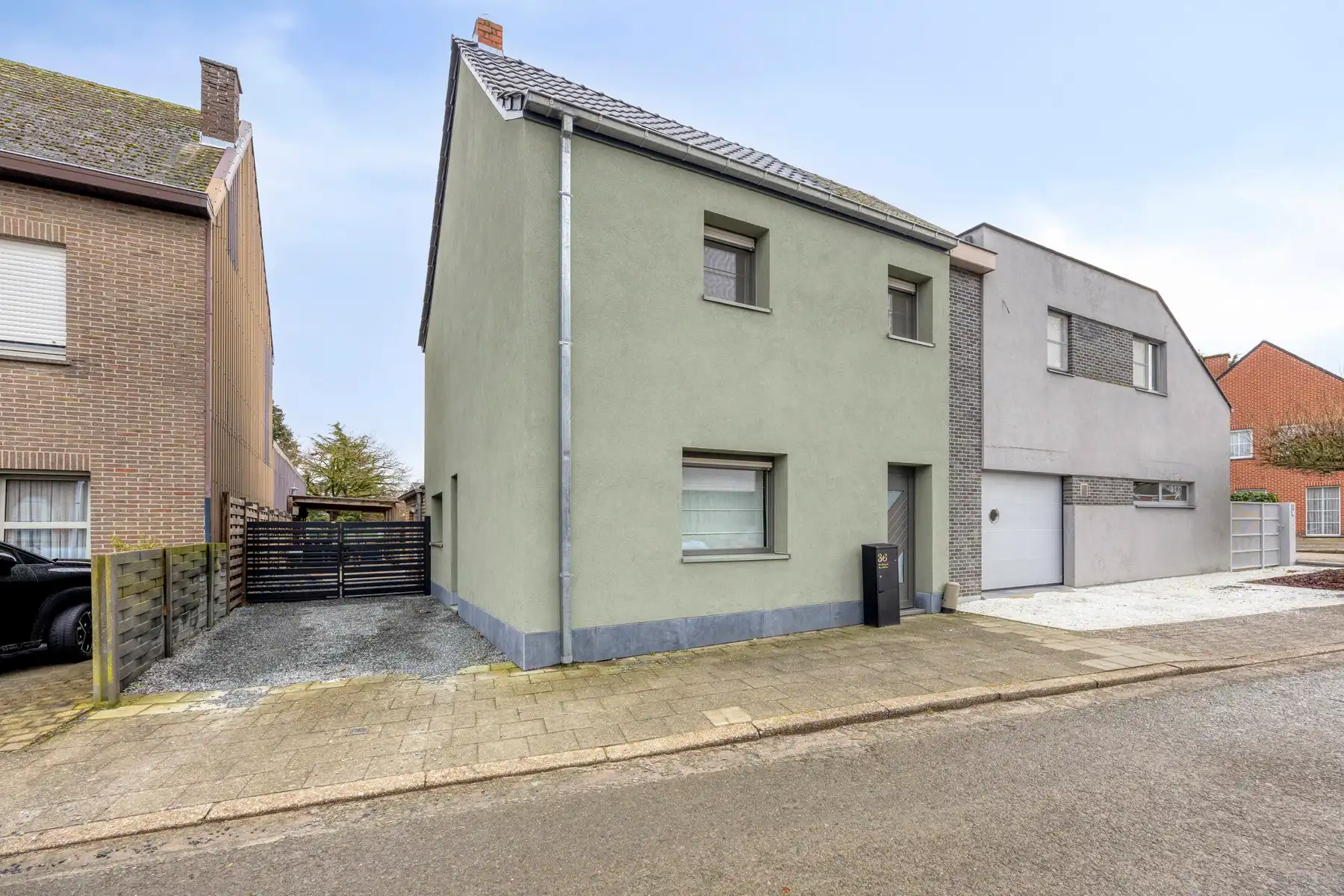 TE KOOP - instapklare halfopen bebouwing met 3 slaapkamers foto {{pictureIndex}}