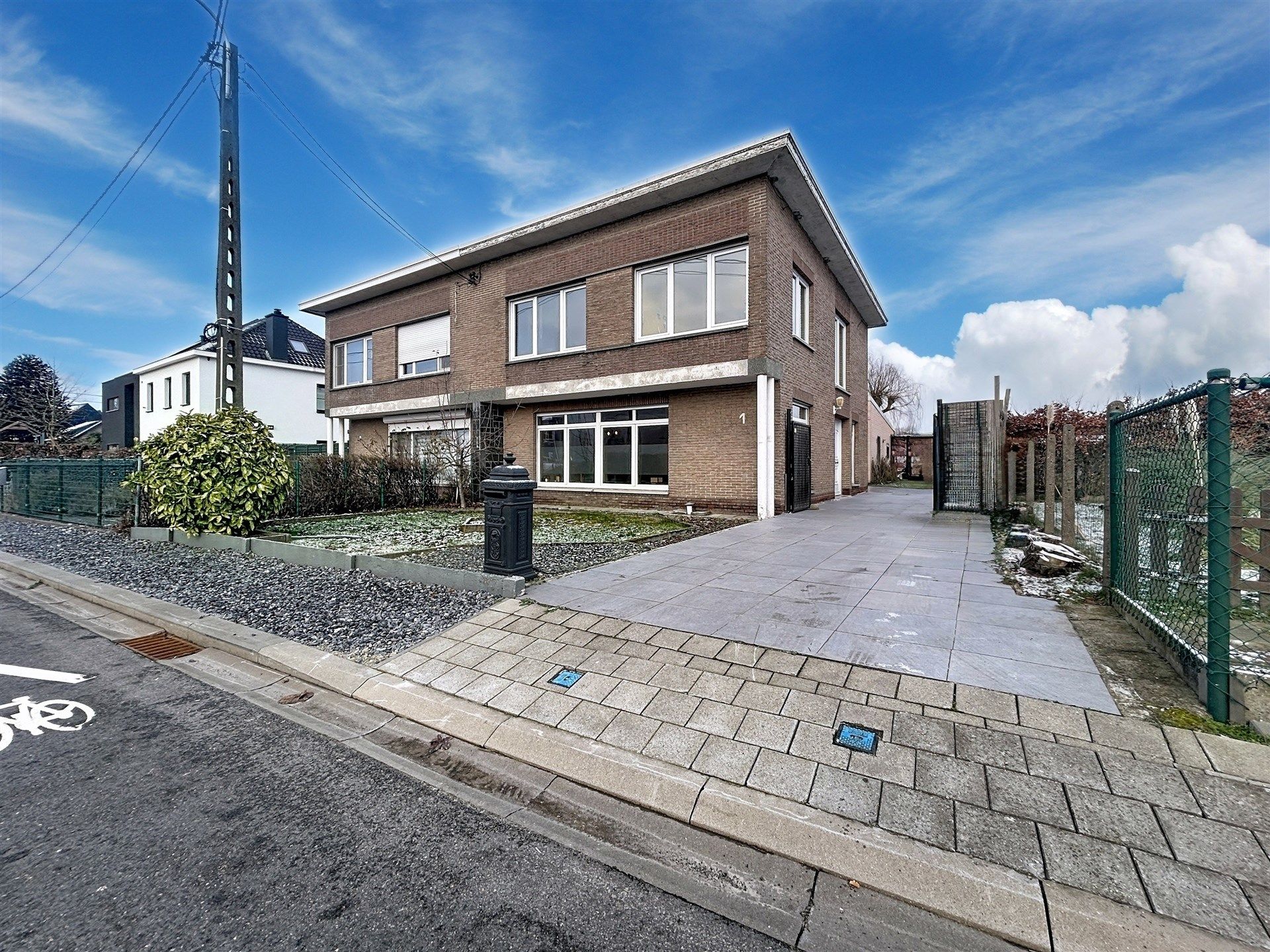 Hoofdfoto van de publicatie: instapklare gezinswoning met 4 slaapkamers en bijgebouw op perceel van 400m² 