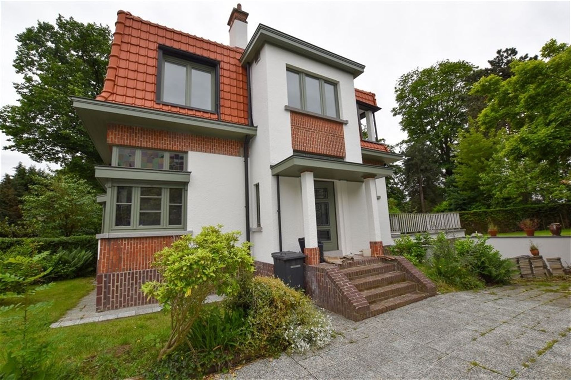 Prachtige, gerenoveerde woning met 4 slaapkamers foto 2