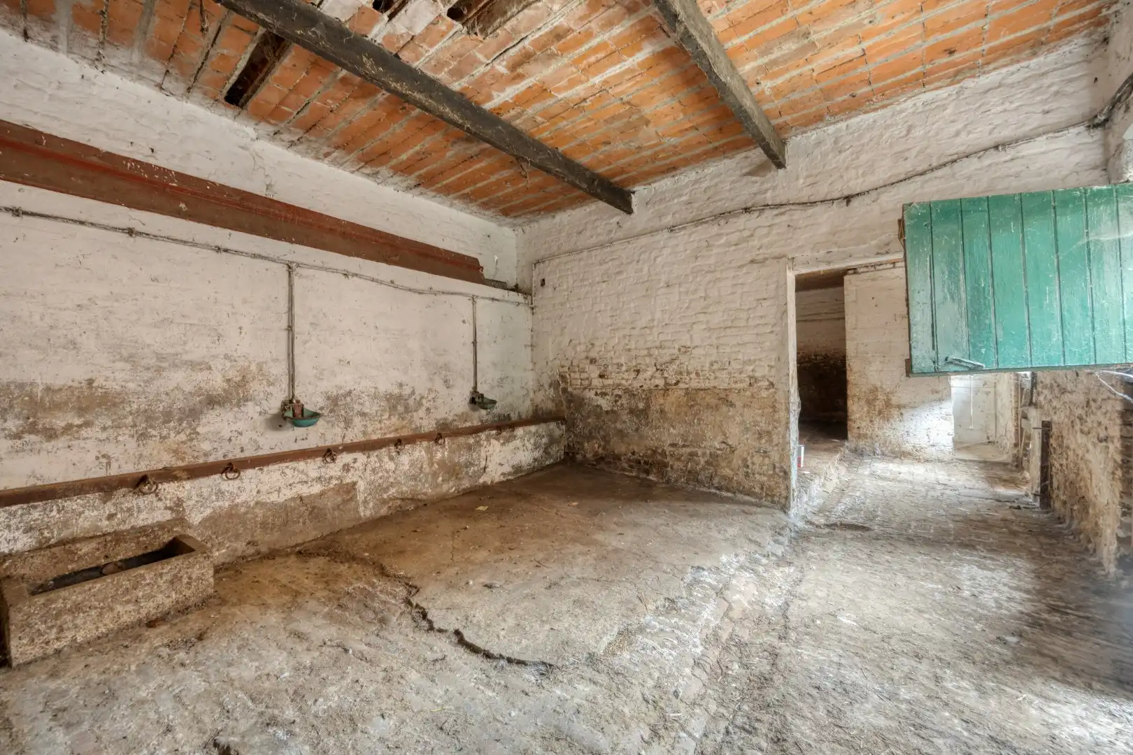 Hoevewoning met binnenkoer, stallingen en grote opslagruimte foto 23