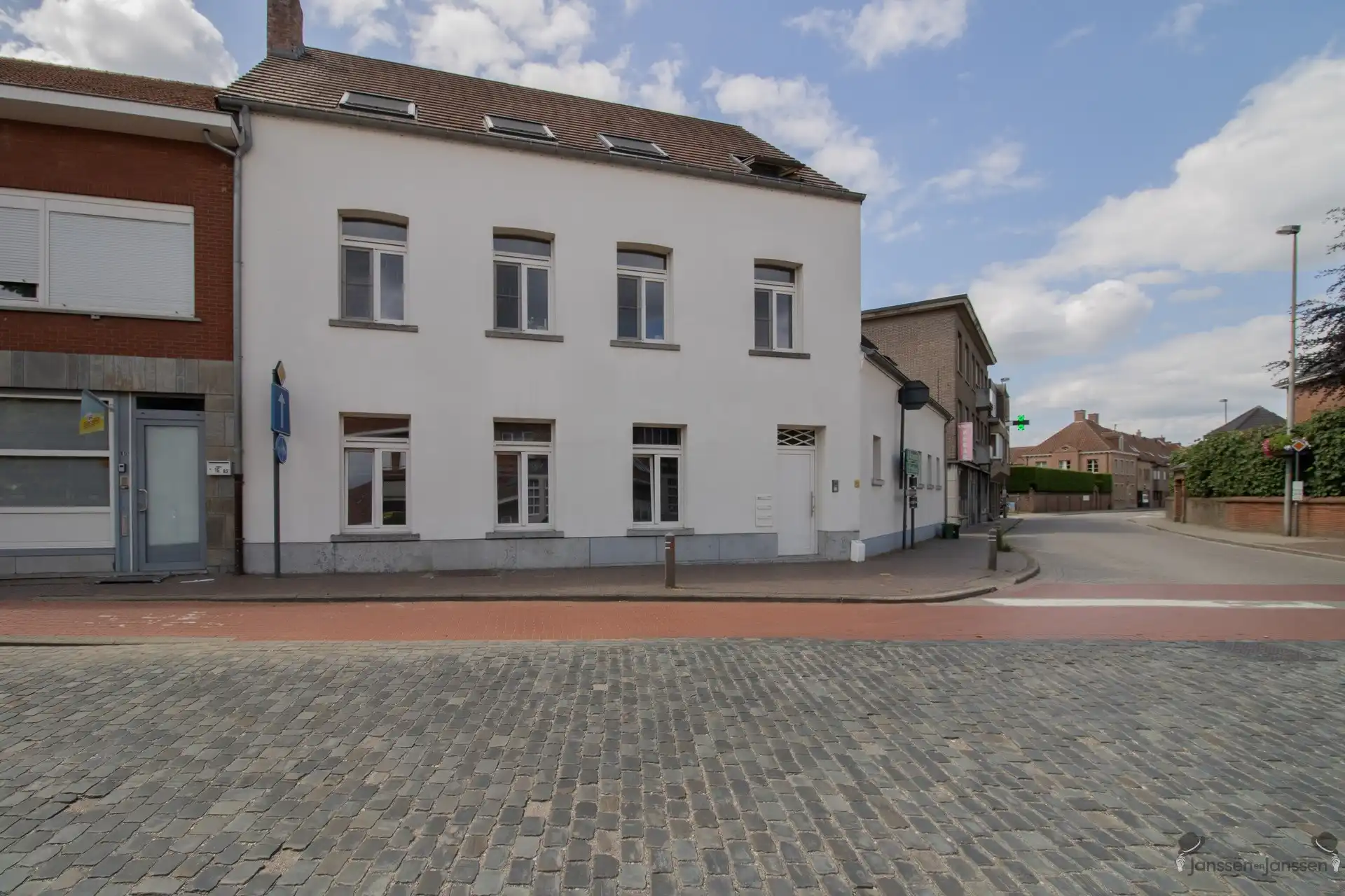 Gelijkvloers appartement van 115 m² met tuintje en garage foto {{pictureIndex}}