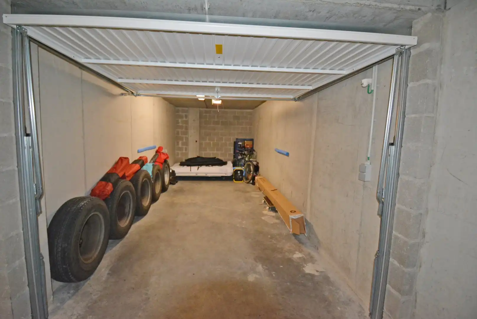 Ruime en zeer centraal gelegen garagebox . foto 3