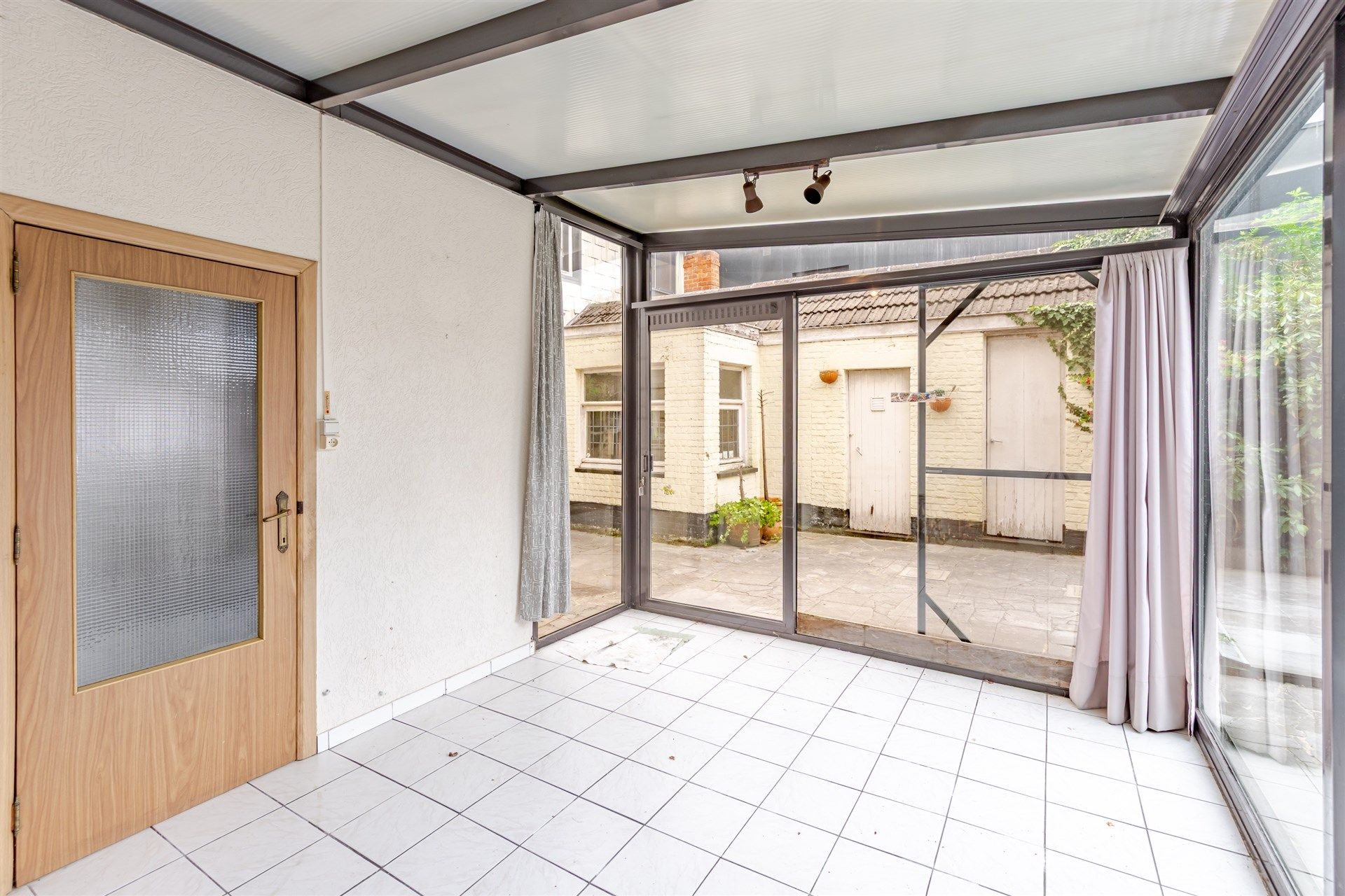 Te renoveren dubbelwoning met veel potentieel foto 9