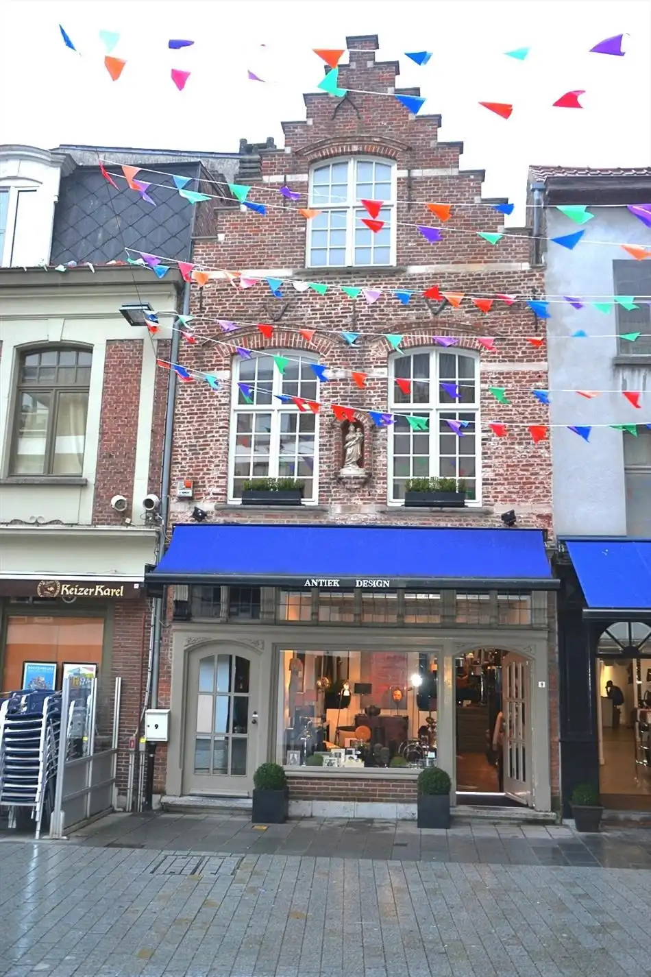 Zeer goed gelegen handelspand in hartje Kortrijk! foto {{pictureIndex}}
