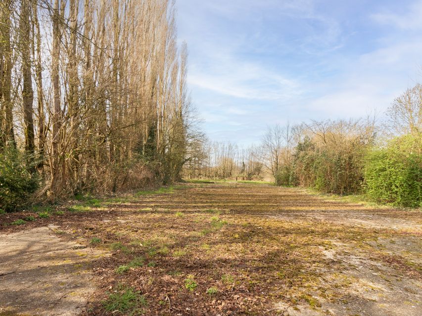 Magazijn met achterliggende grond nabij het dorpscentrum foto 9