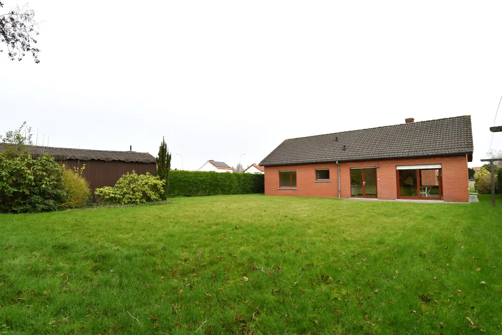 Ruime alleenstaande woning met 2 slaapkamers (mogelijkheid tot meer!), garage en zonnige tuin te koop in Gullegem foto 12