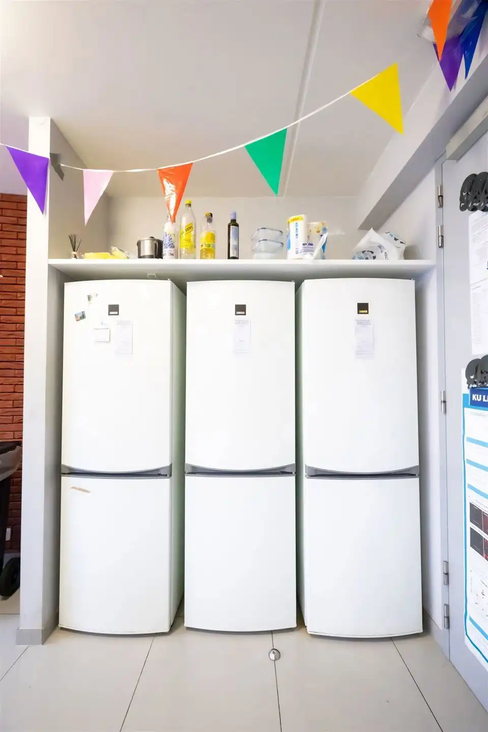 Studentkamer van ± 21m² met douchekamer foto 8