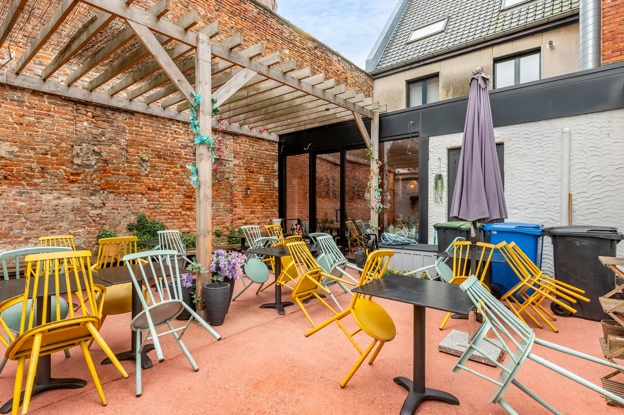 Handelszaak met ruim terras en bovenliggende woonst foto 5