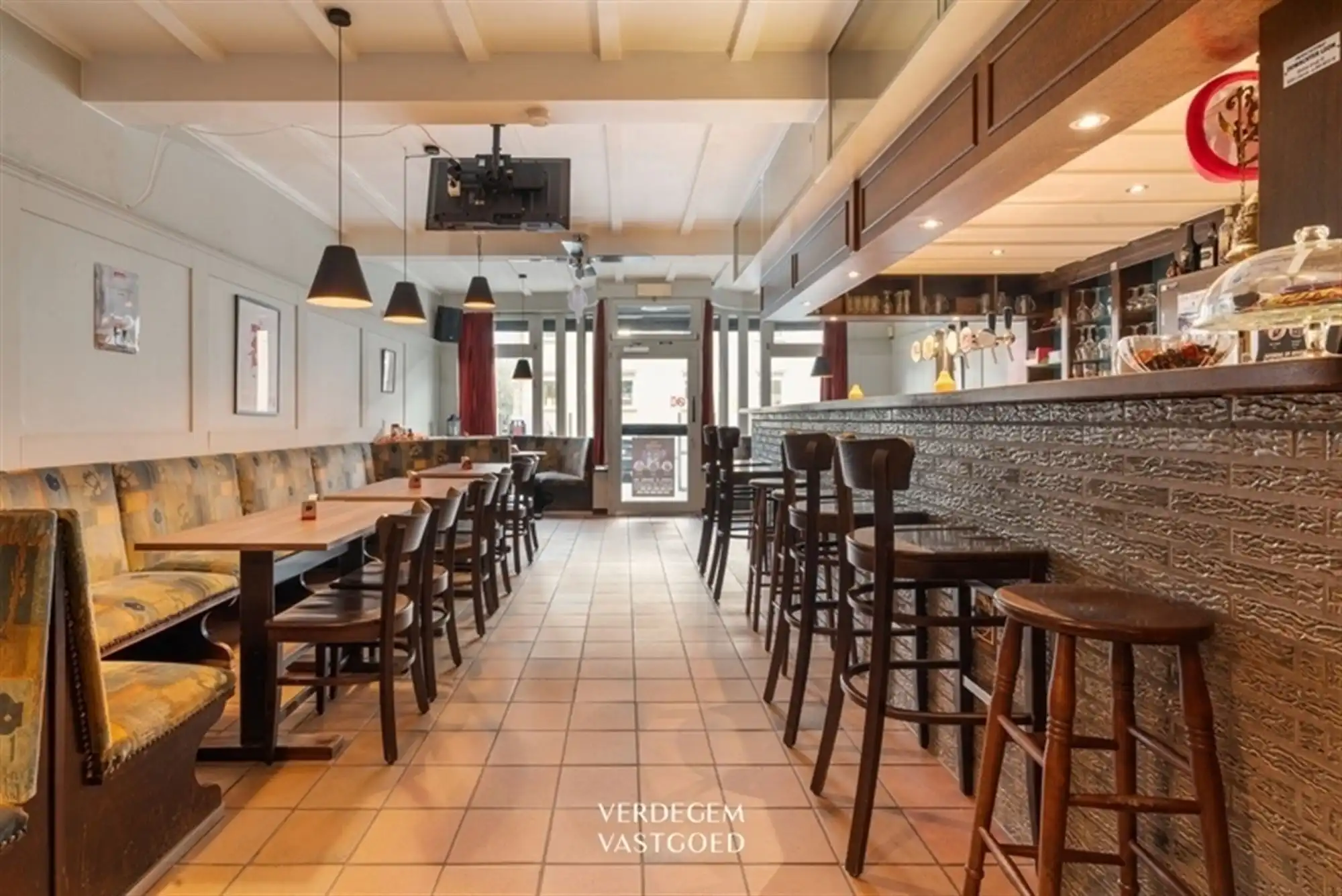 Handelspand met woonst tegenover ziekenhuiscampus Lokeren foto 3