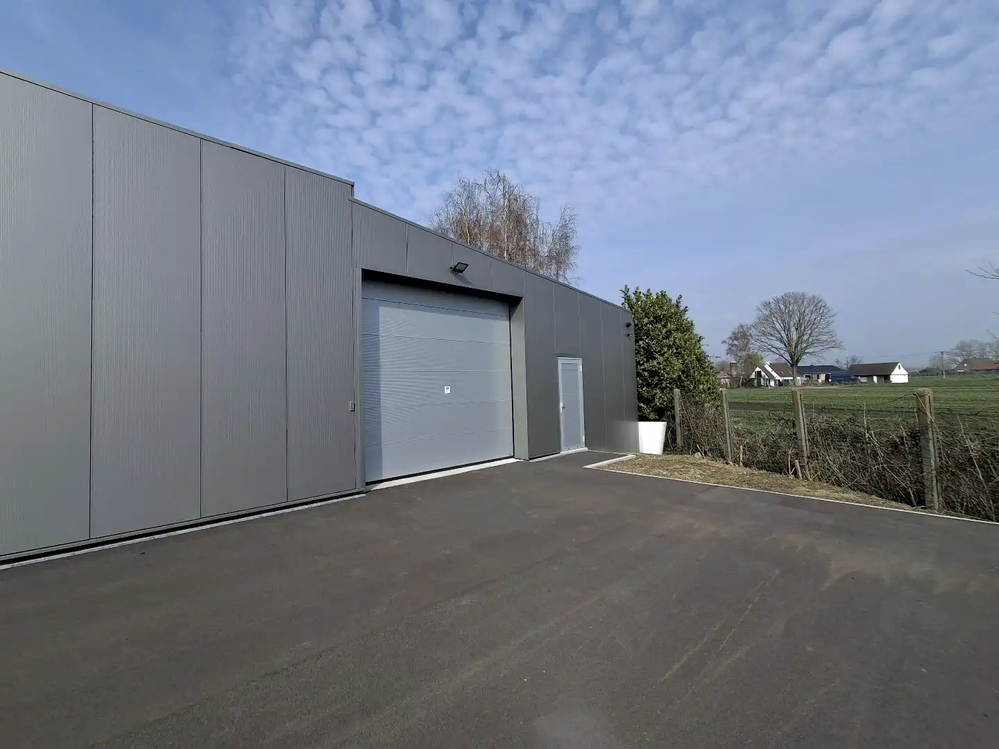 INSTAPKLARE LOODS VAN 216 M² MET UITSTEKENDE BEREIKBAARHEID foto {{pictureIndex}}