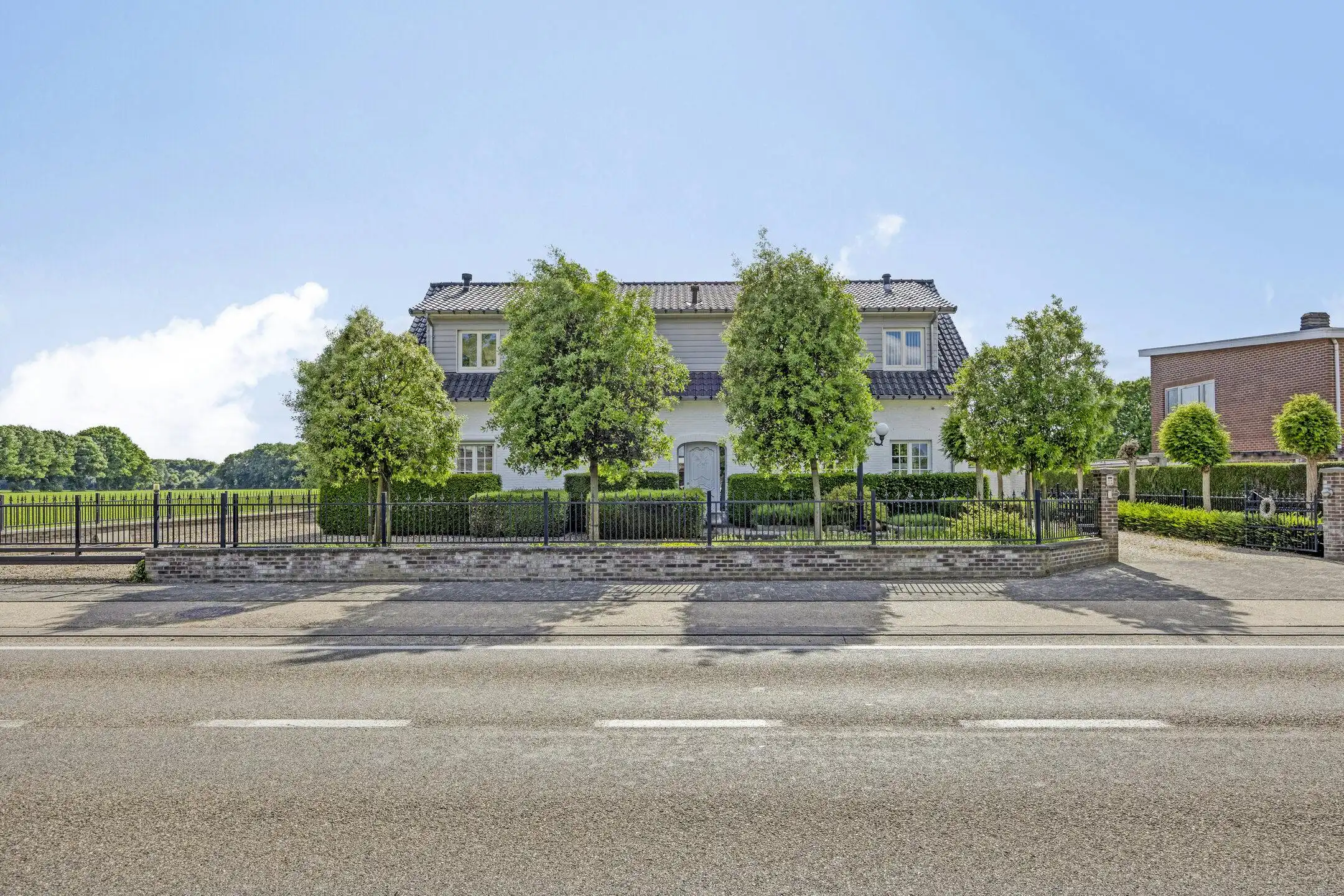 Riante woning te koop met veel potentieel voor diverse invullingen foto 23