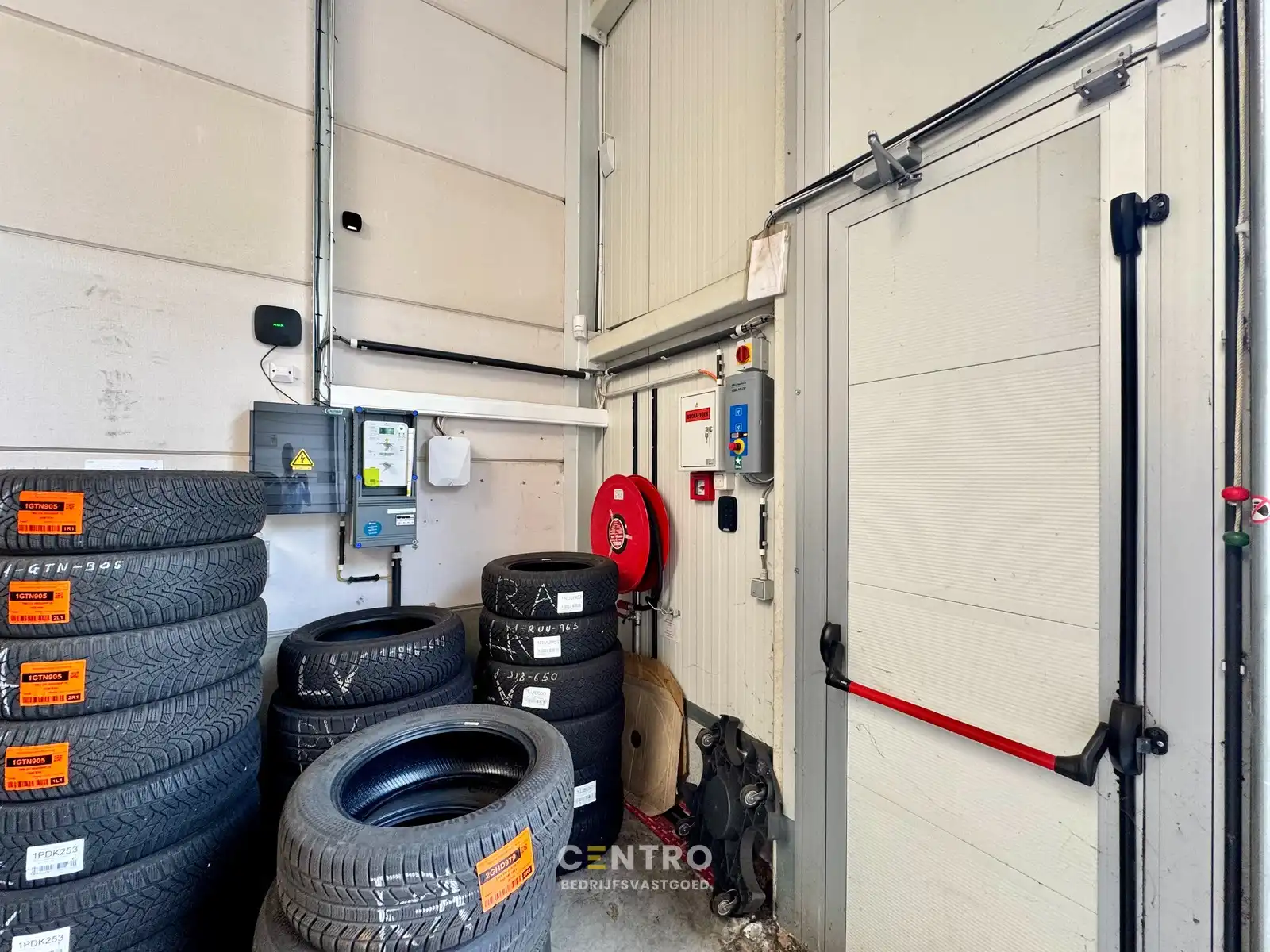 Geïsoleerde NB opslagruimte (161m²) met private parking voor de deur op uitstekende locatie te Brugge (Sint-Michiels - Ten Briele) foto 6
