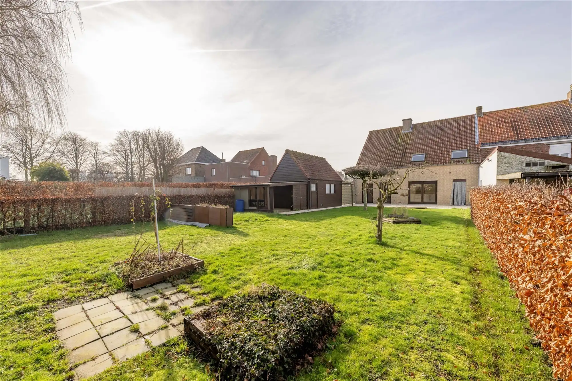 Kloeke halfopen woning met 2 garages en tuin foto 2