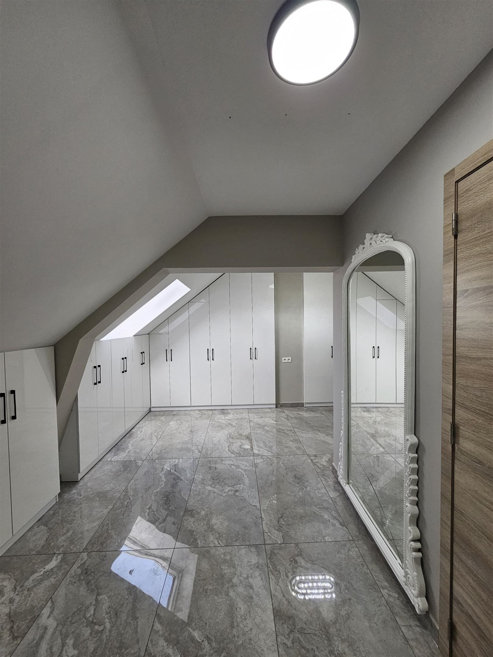 Modern ingerichte woning met optioneel aangrenzende bouwgrond. foto 14