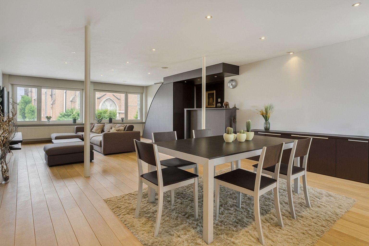 verrassend ruim en veelzijdig pand op toplocatie in Knesselare foto {{pictureIndex}}