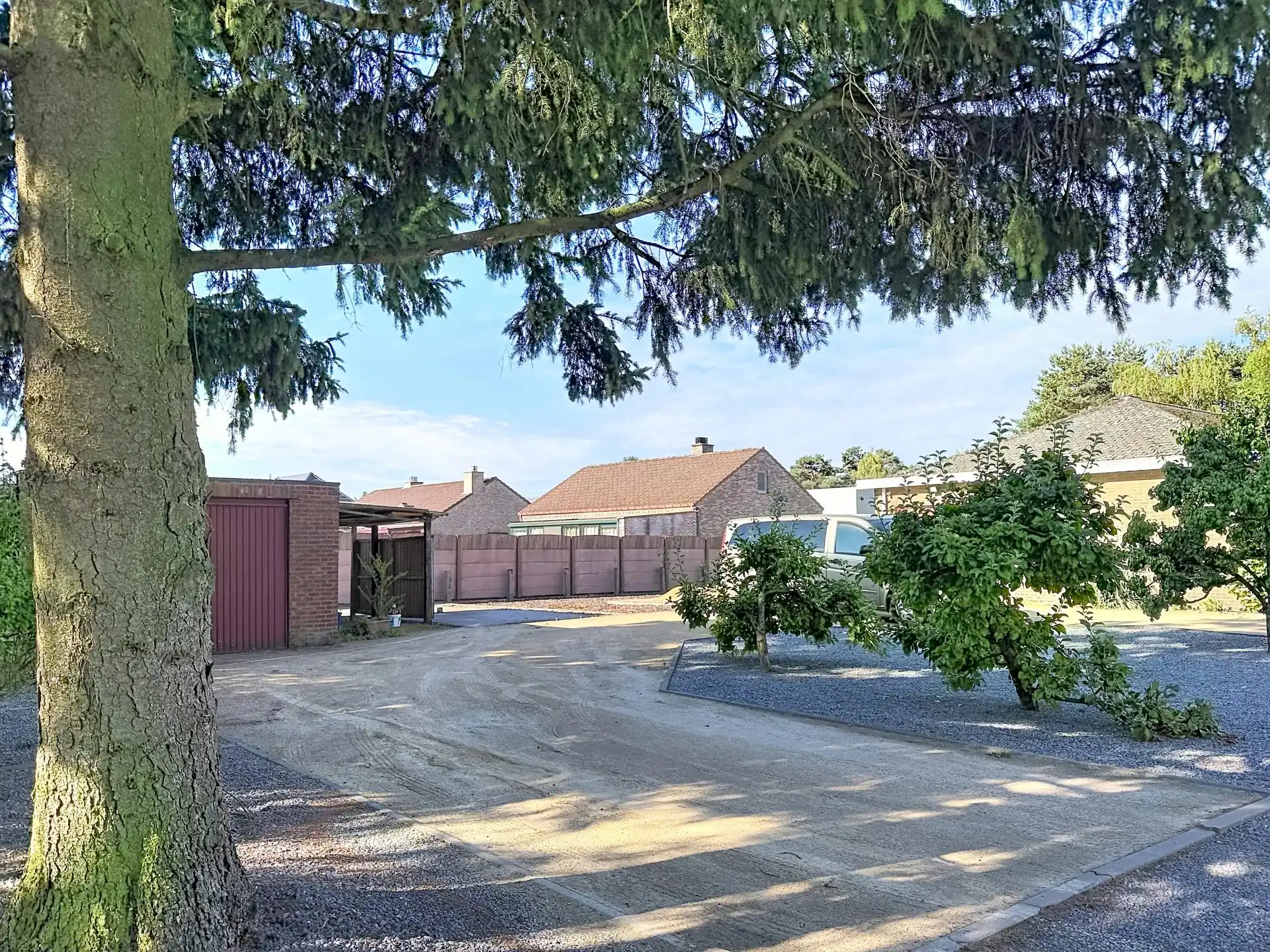 Te renoveren gelijkvloerse woning met 3 slaapkamers op een ruim perceel. foto 22
