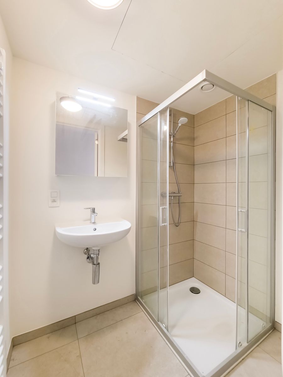 Rustig en comfortabel 2slpk appt. met zicht op park  foto 14