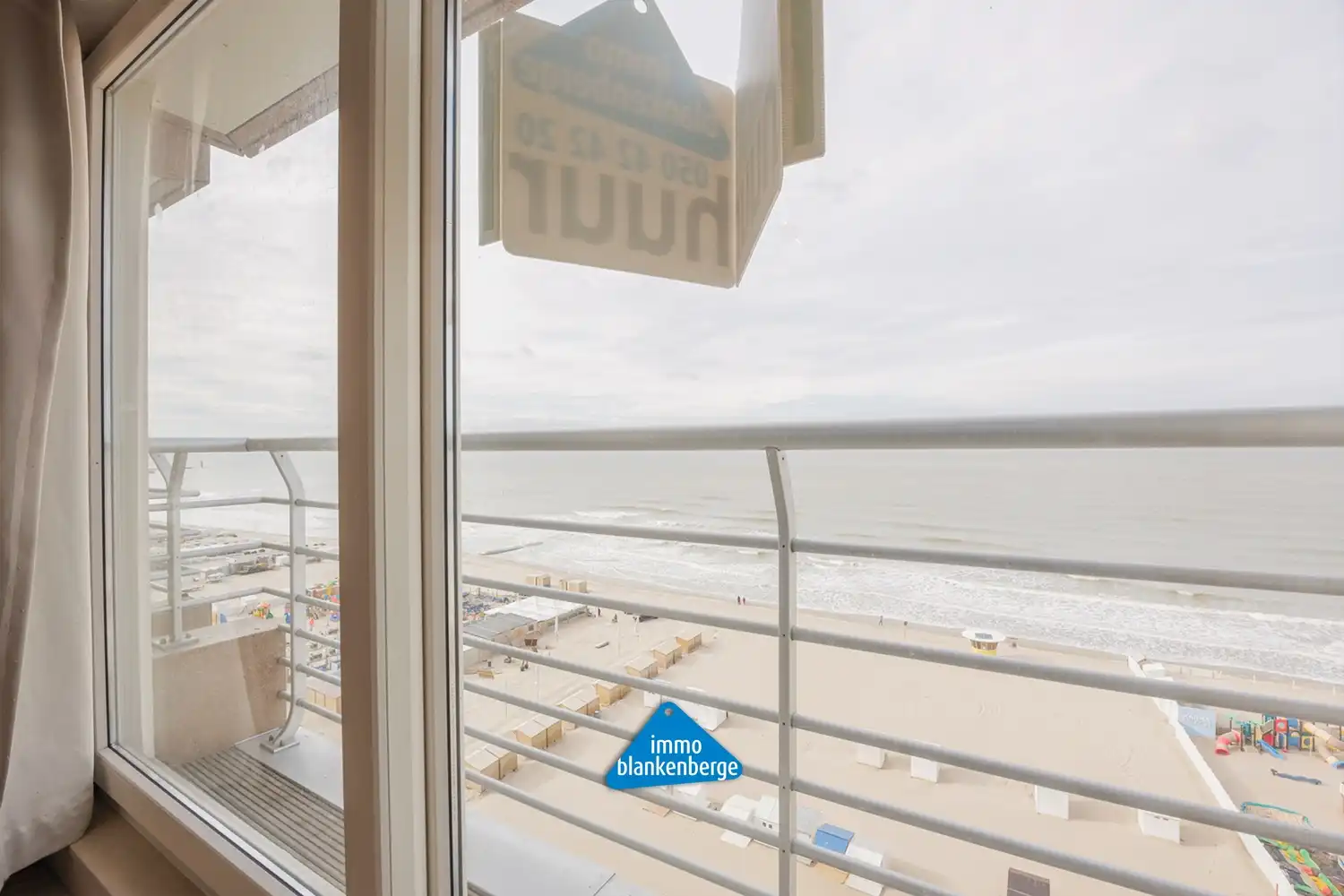 1 slaapkamerappartement met frontaal zeezicht op de zeedijk van Blankenberge foto 4