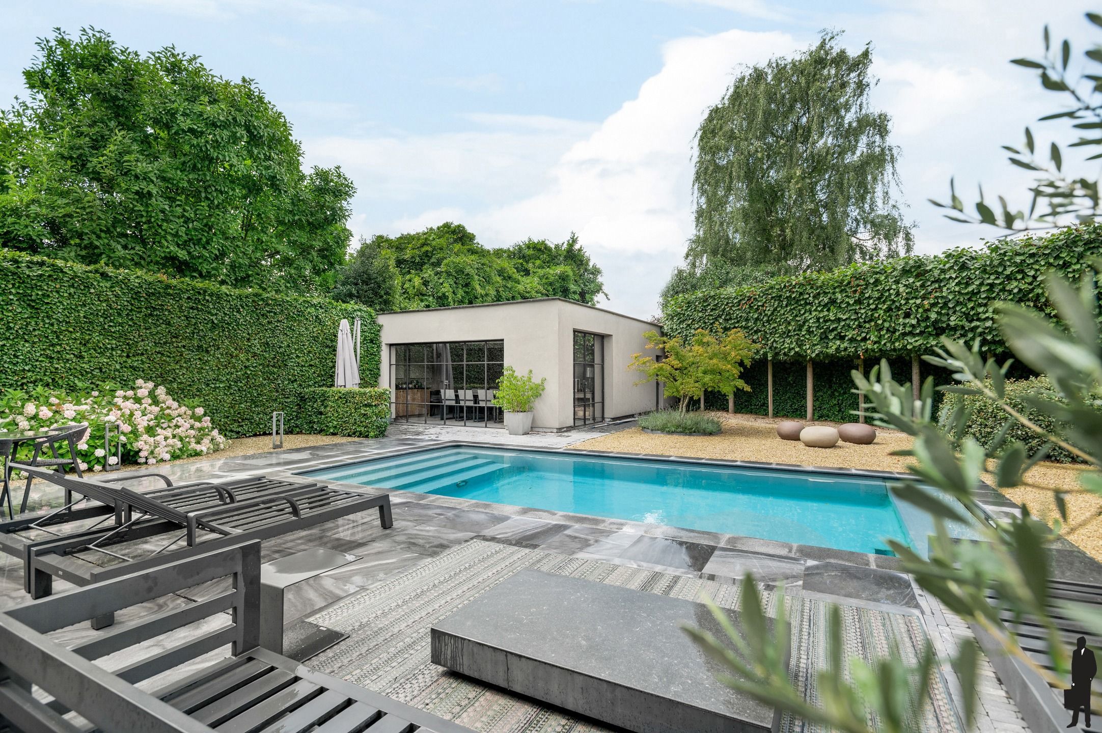 Gerenoveerde woning met 5 ruime slpks, 3 badks en ZW tuin foto 2