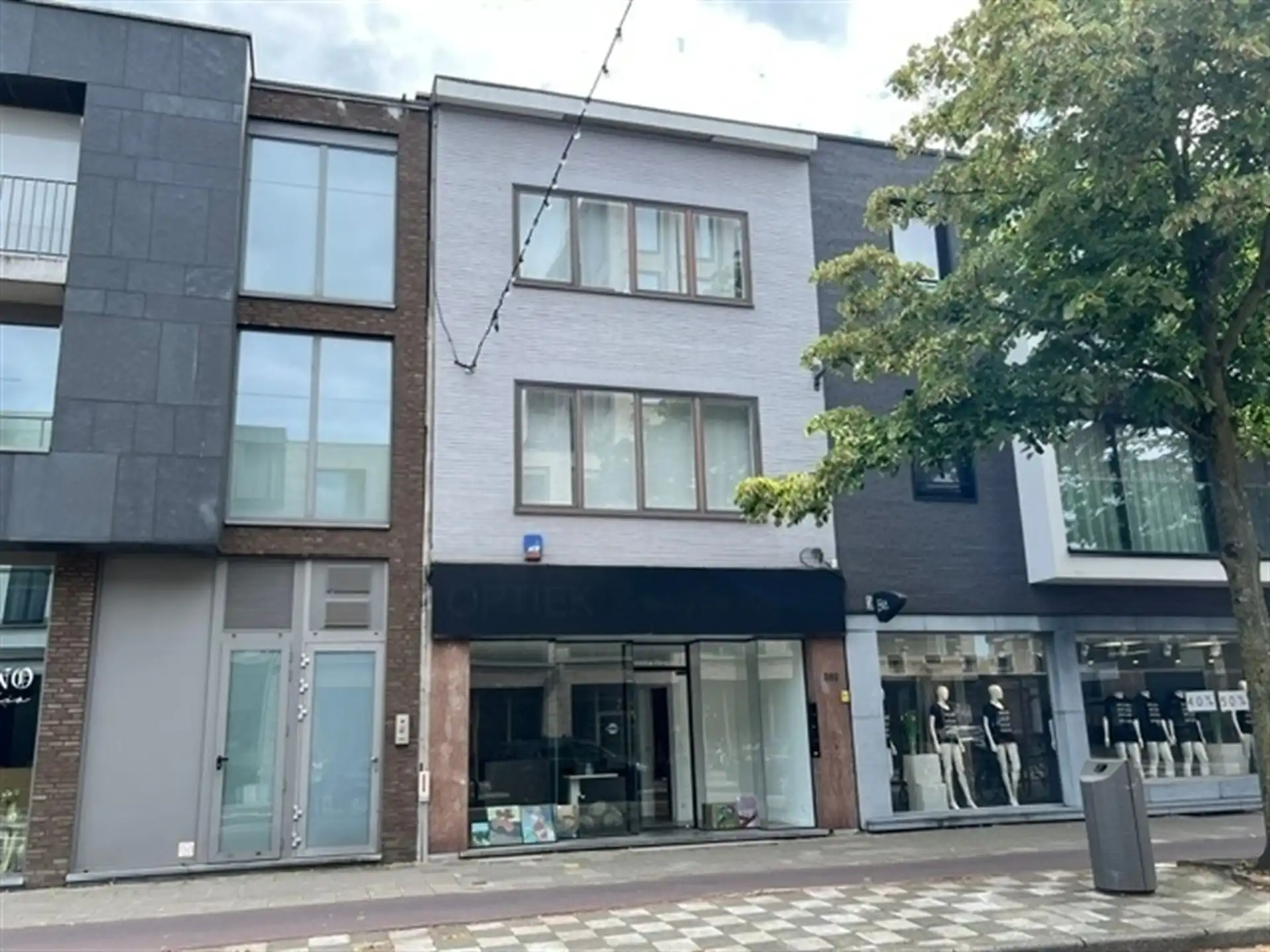 Handelshuis met appartement te koop in het centrum van Wilrijk. foto 2