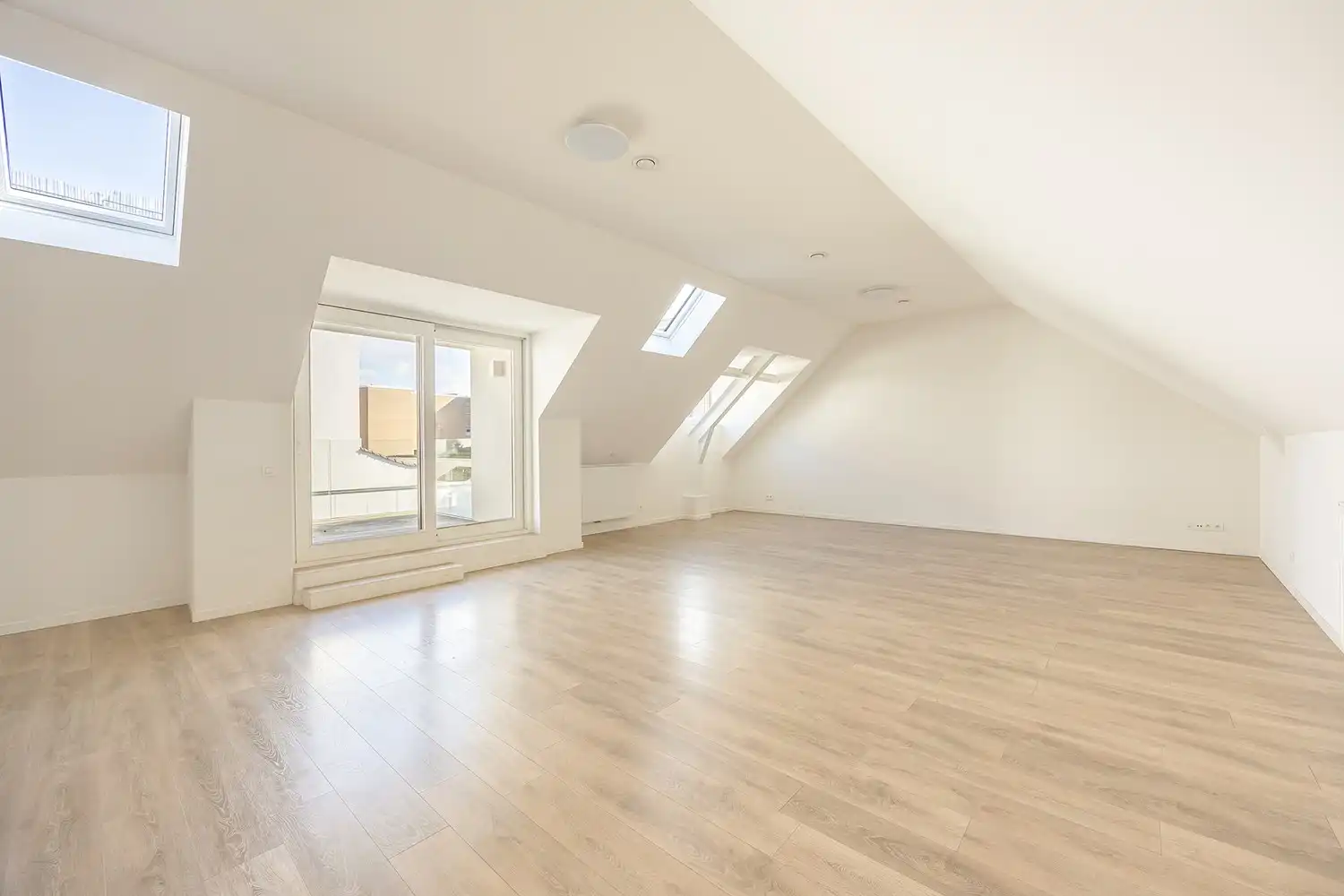 Ruime en lichtrijke duplex met 2 slaapkamers op toplocatie in hartje Antwerpen met terrras en autostaanplaats foto 5