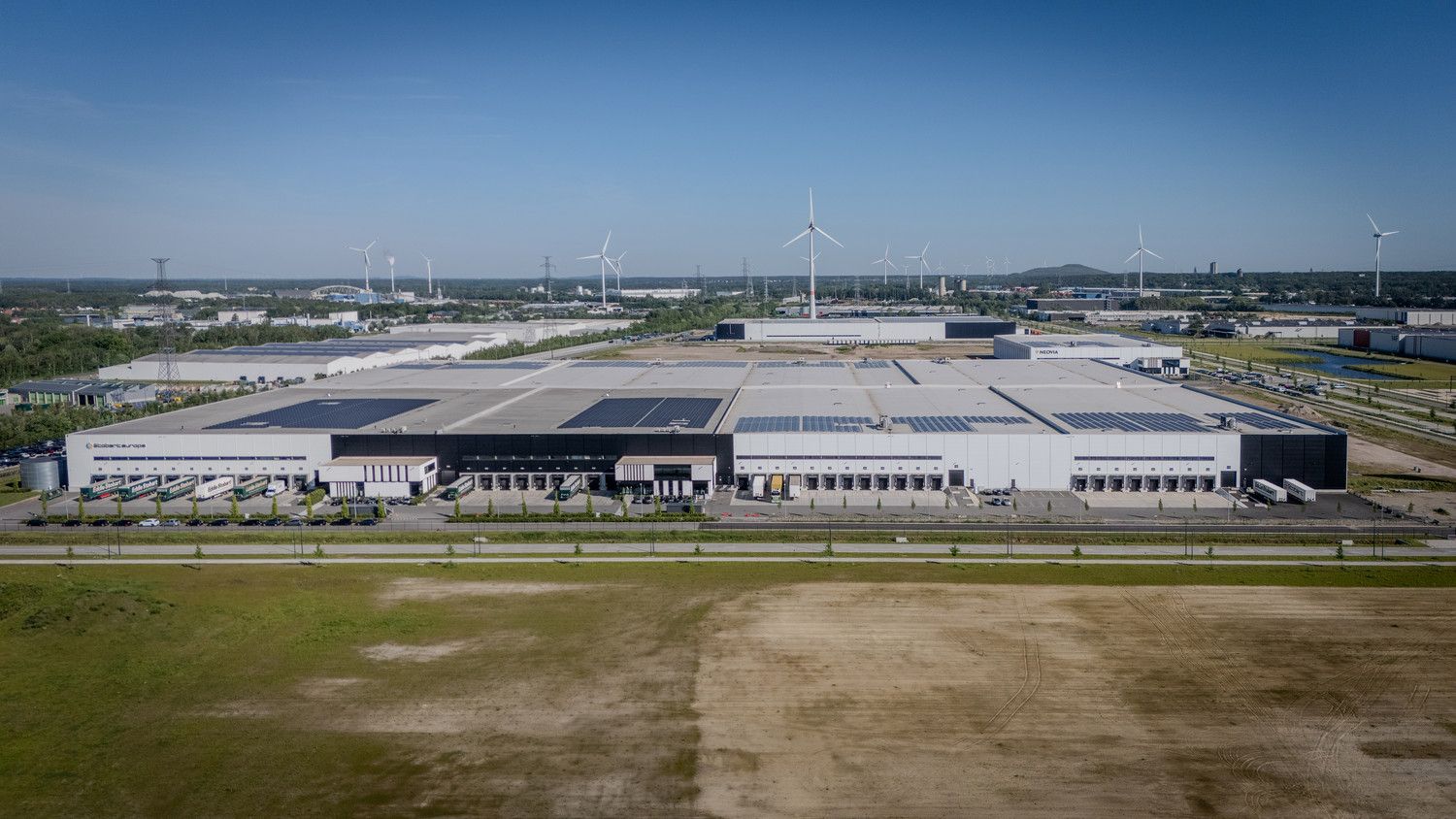 Industrieel-magazijn-logistiek te huur foto 2