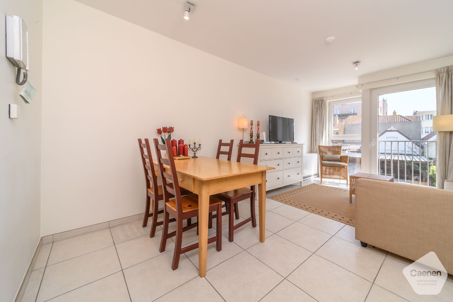Instapklaar 1-slaapkamerappartement met terras nabij zee en centrum foto 4