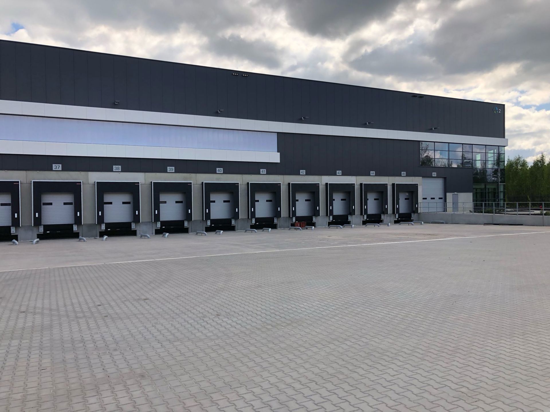 Logistiek magazijn van 11.553m² met mezzanine van 927m² met 8 loskades en kantoor 266m²  te Boom. foto 4