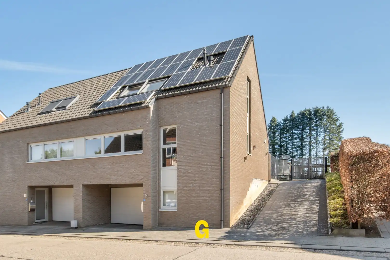 Hedendaagse woning in halfopen bebouwing met 3 slaapkamers, inpandige garage en tuin op 7a 48ca - EPC label A foto {{pictureIndex}}