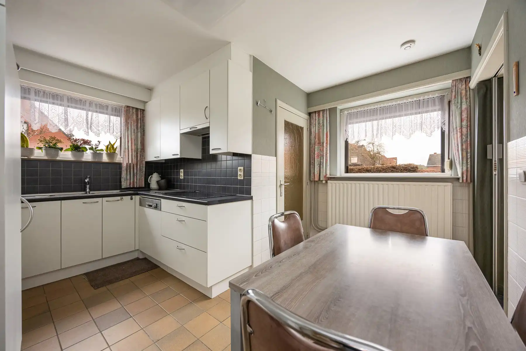 Vrijstaande eengezinswoning met 3 slaapkamers op een perceel van 912m².  foto 8