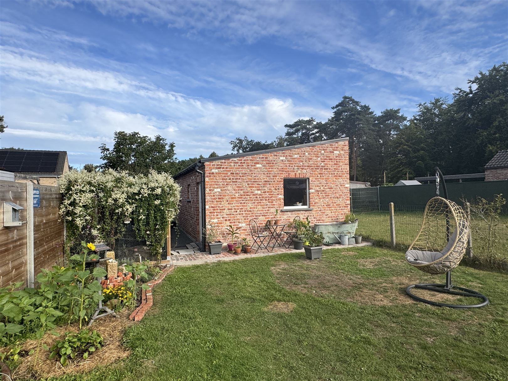 Te renoveren woning met ruime garage & dubbele toegangsweg foto 2