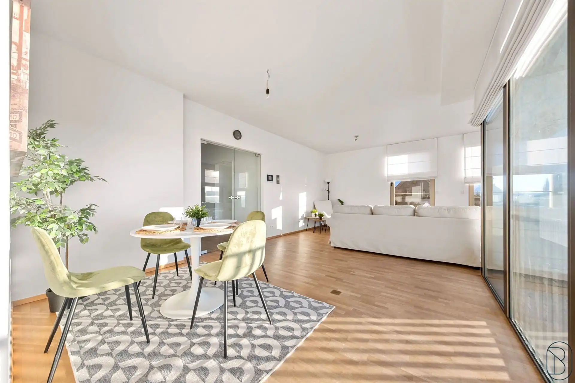 TOPGELEGEN APPARTEMENT met 2 slaapkamers en leuk ZONNETERRAS foto 9